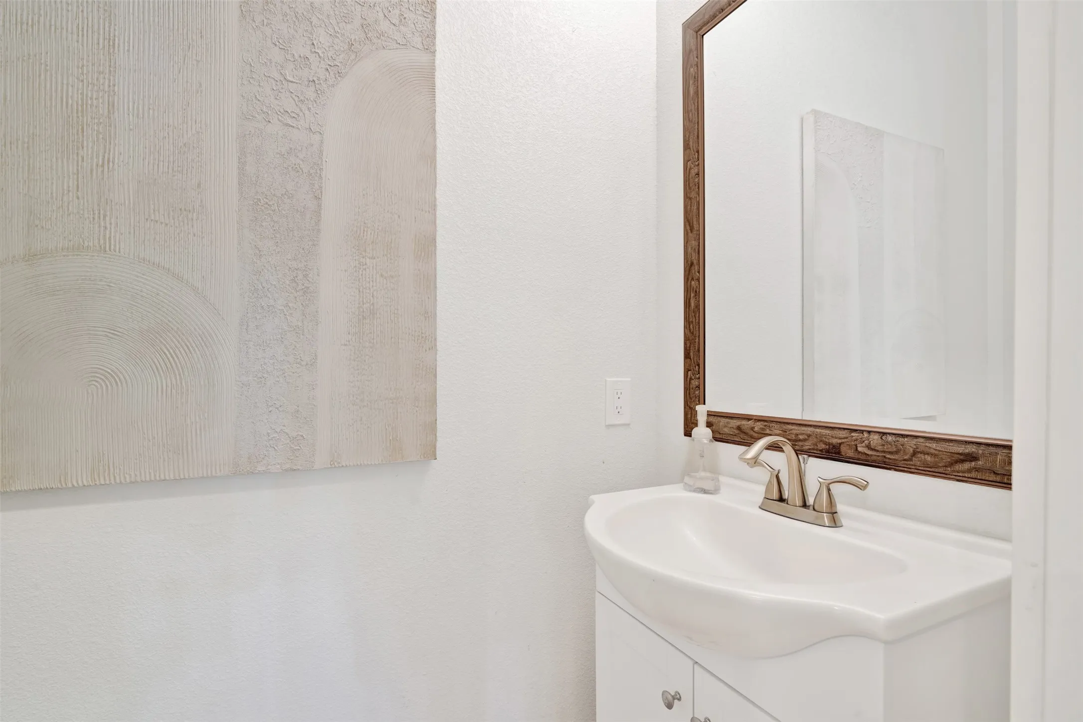 Single Family Residence For Sale in Dallas County , 10827 Wallbrook Drive, Dallas, Texas 75238, 3 Bedroom, 3 Bathroom, 2 Garage spaces, 1,840 Sqft, built in 2019, mls#21377108, Real Estate Agent in Dallas, Homes For Sale in Dallas county, Homes For Sale in Dallas, Realtor in Dallas Texas, Real Estate Brokerage Independent Realty Texas, Luminita Cordes Realtor