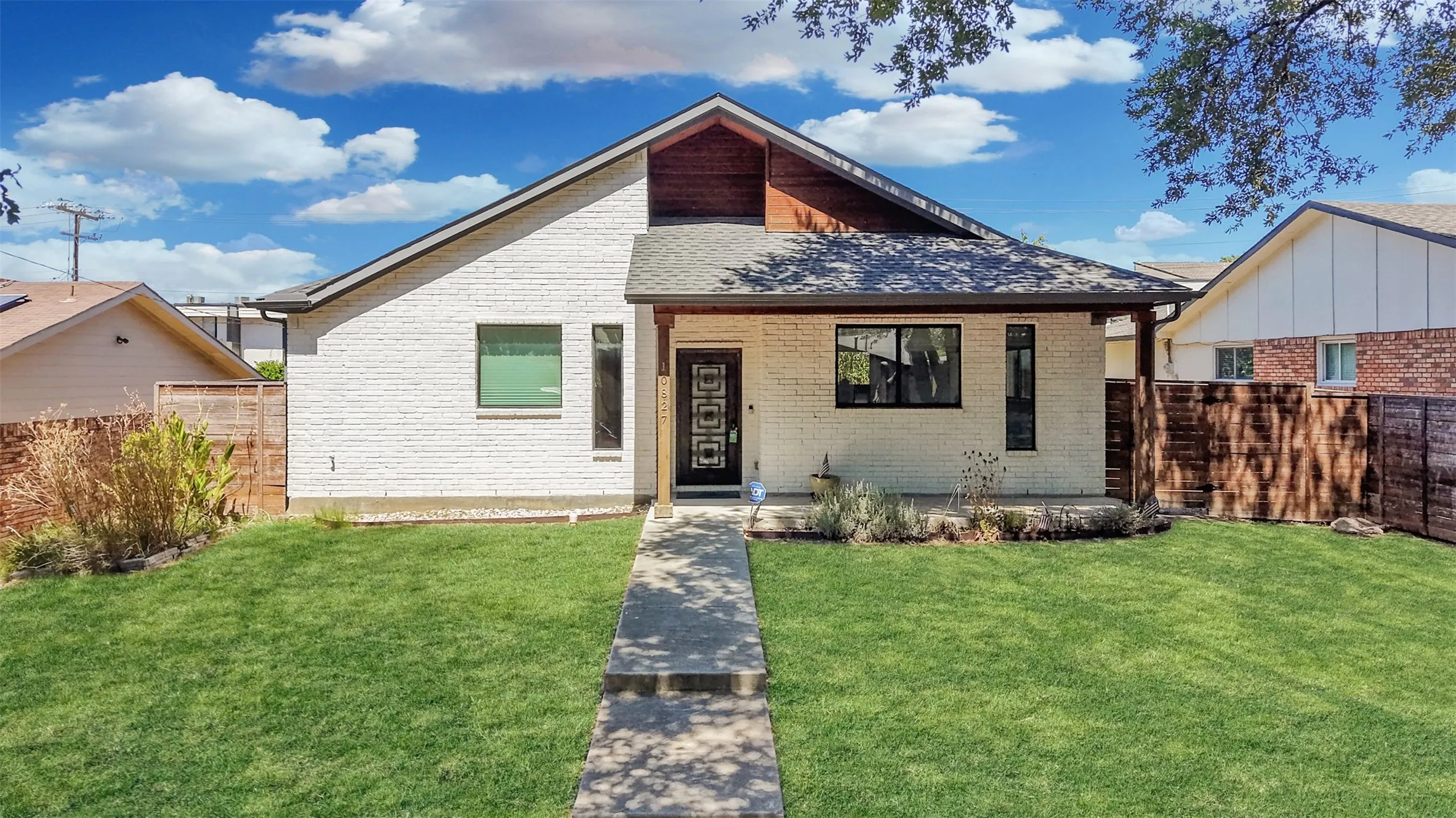 Single Family Residence For Sale in Dallas County , 10827 Wallbrook Drive, Dallas, Texas 75238, 3 Bedroom, 3 Bathroom, 2 Garage spaces, 1,840 Sqft, built in 2019, mls#21377108, Real Estate Agent in Dallas, Homes For Sale in Dallas county, Homes For Sale in Dallas, Realtor in Dallas Texas, Real Estate Brokerage Independent Realty Texas, Luminita Cordes Realtor