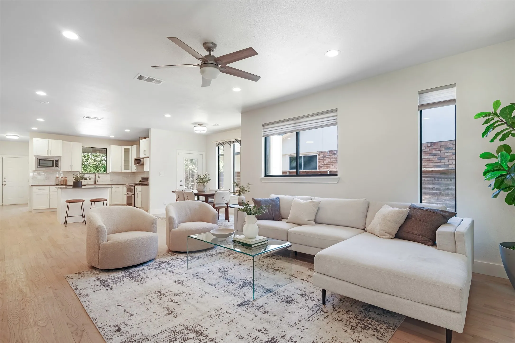 Single Family Residence For Sale in Dallas County , 10827 Wallbrook Drive, Dallas, Texas 75238, 3 Bedroom, 3 Bathroom, 2 Garage spaces, 1,840 Sqft, built in 2019, mls#21377108, Real Estate Agent in Dallas, Homes For Sale in Dallas county, Homes For Sale in Dallas, Realtor in Dallas Texas, Real Estate Brokerage Independent Realty Texas, Luminita Cordes Realtor