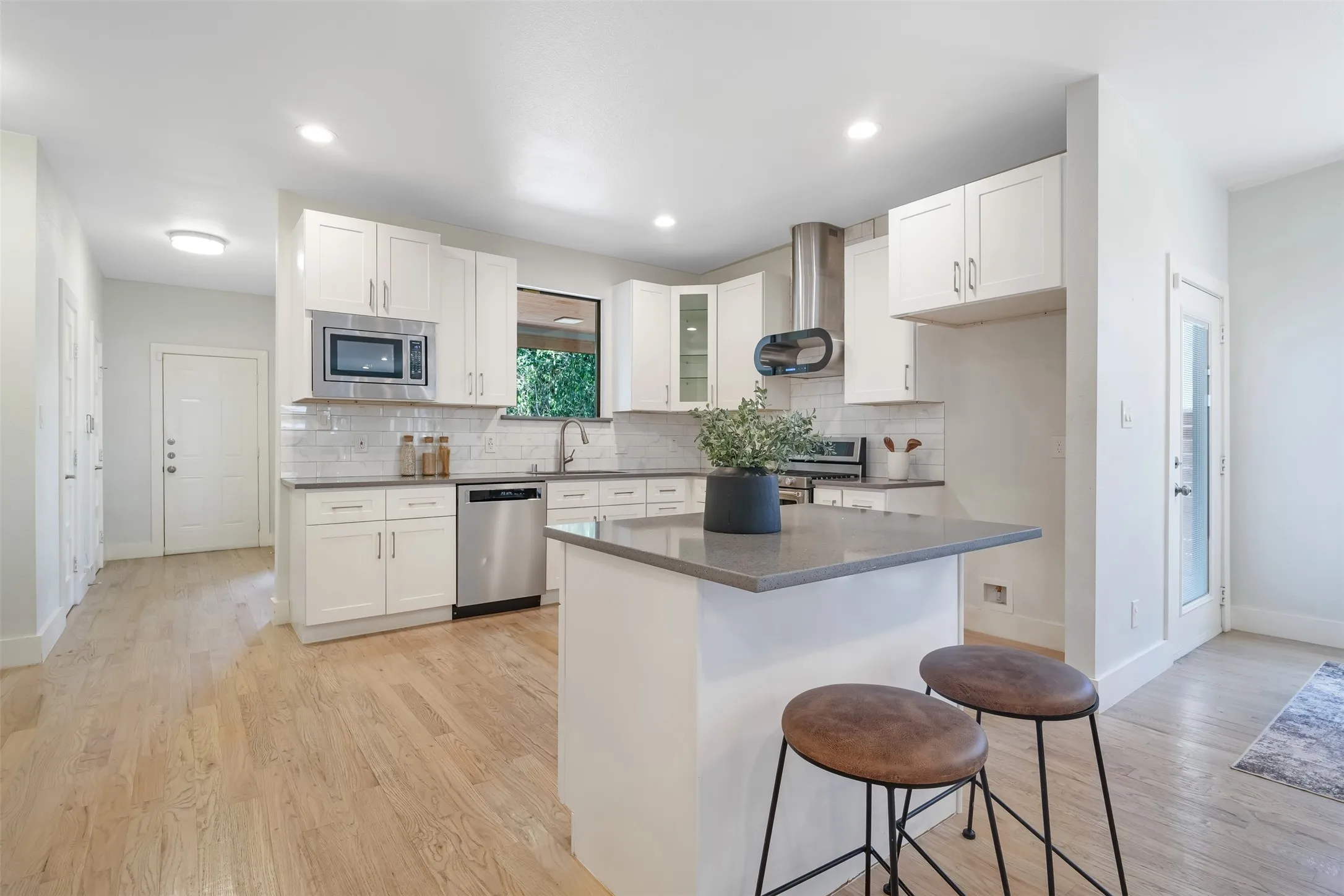 Single Family Residence For Sale in Dallas County , 10827 Wallbrook Drive, Dallas, Texas 75238, 3 Bedroom, 3 Bathroom, 2 Garage spaces, 1,840 Sqft, built in 2019, mls#21377108, Real Estate Agent in Dallas, Homes For Sale in Dallas county, Homes For Sale in Dallas, Realtor in Dallas Texas, Real Estate Brokerage Independent Realty Texas, Luminita Cordes Realtor