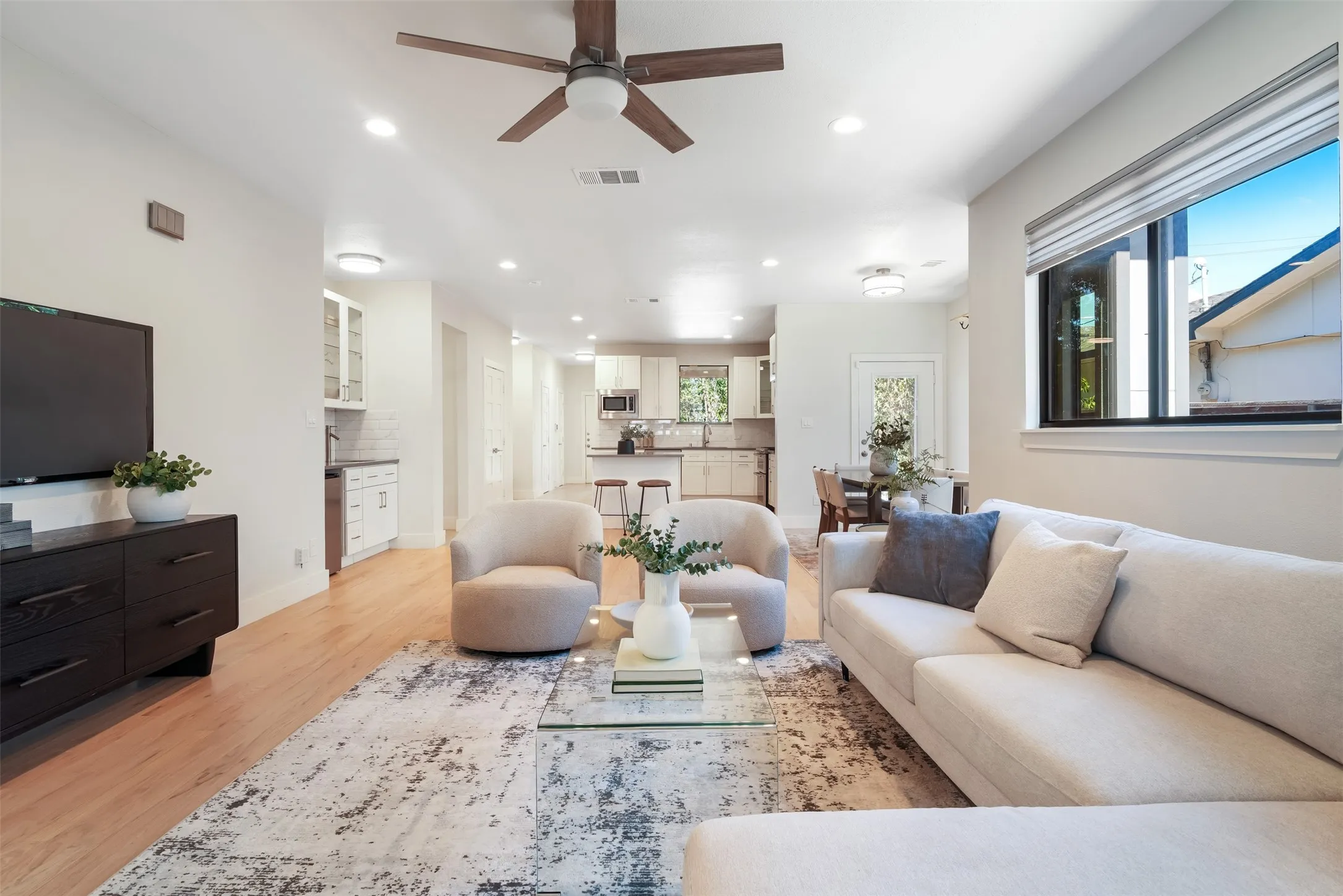 Single Family Residence For Sale in Dallas County , 10827 Wallbrook Drive, Dallas, Texas 75238, 3 Bedroom, 3 Bathroom, 2 Garage spaces, 1,840 Sqft, built in 2019, mls#21377108, Real Estate Agent in Dallas, Homes For Sale in Dallas county, Homes For Sale in Dallas, Realtor in Dallas Texas, Real Estate Brokerage Independent Realty Texas, Luminita Cordes Realtor