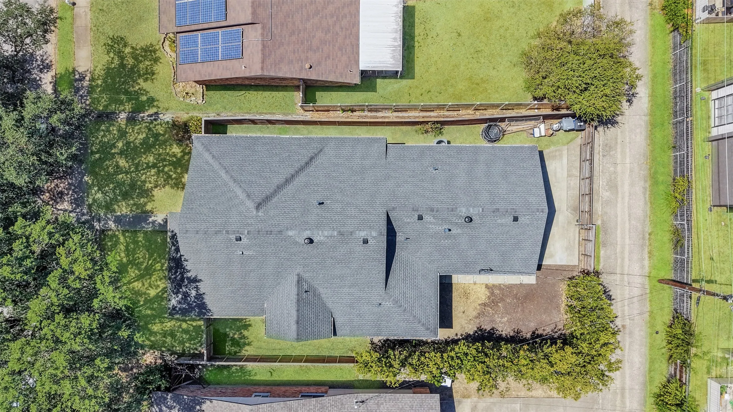 Single Family Residence For Sale in Dallas County , 10827 Wallbrook Drive, Dallas, Texas 75238, 3 Bedroom, 3 Bathroom, 2 Garage spaces, 1,840 Sqft, built in 2019, mls#21377108, Real Estate Agent in Dallas, Homes For Sale in Dallas county, Homes For Sale in Dallas, Realtor in Dallas Texas, Real Estate Brokerage Independent Realty Texas, Luminita Cordes Realtor