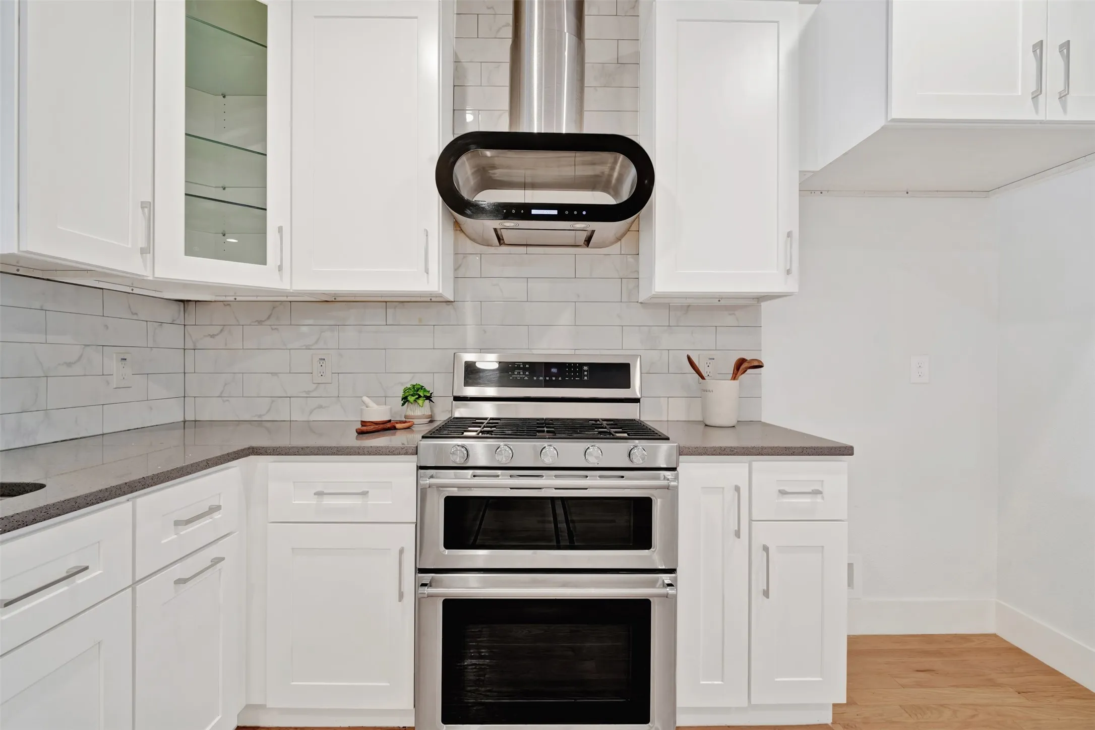 Single Family Residence For Sale in Dallas County , 10827 Wallbrook Drive, Dallas, Texas 75238, 3 Bedroom, 3 Bathroom, 2 Garage spaces, 1,840 Sqft, built in 2019, mls#21377108, Real Estate Agent in Dallas, Homes For Sale in Dallas county, Homes For Sale in Dallas, Realtor in Dallas Texas, Real Estate Brokerage Independent Realty Texas, Luminita Cordes Realtor
