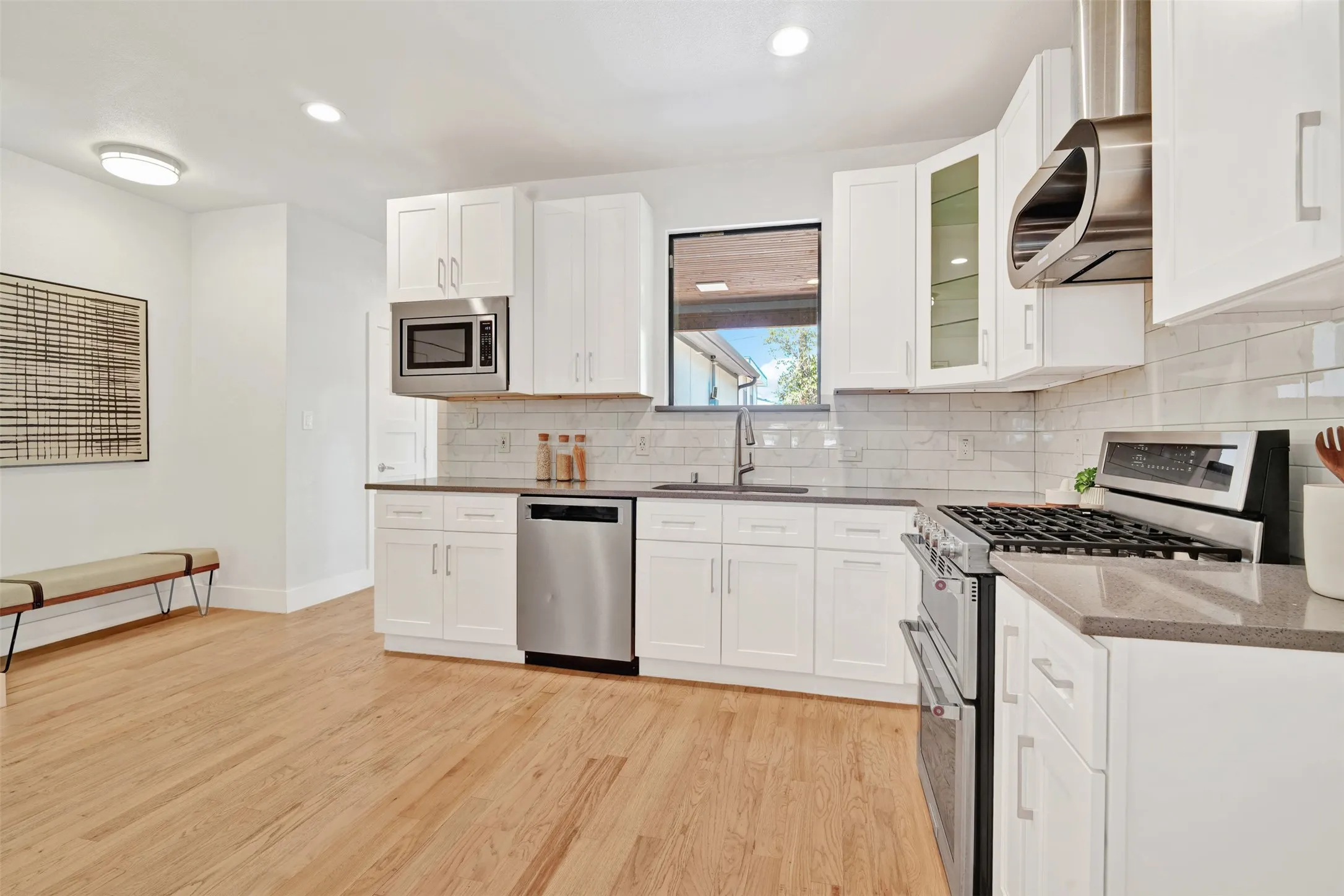 Single Family Residence For Sale in Dallas County , 10827 Wallbrook Drive, Dallas, Texas 75238, 3 Bedroom, 3 Bathroom, 2 Garage spaces, 1,840 Sqft, built in 2019, mls#21377108, Real Estate Agent in Dallas, Homes For Sale in Dallas county, Homes For Sale in Dallas, Realtor in Dallas Texas, Real Estate Brokerage Independent Realty Texas, Luminita Cordes Realtor