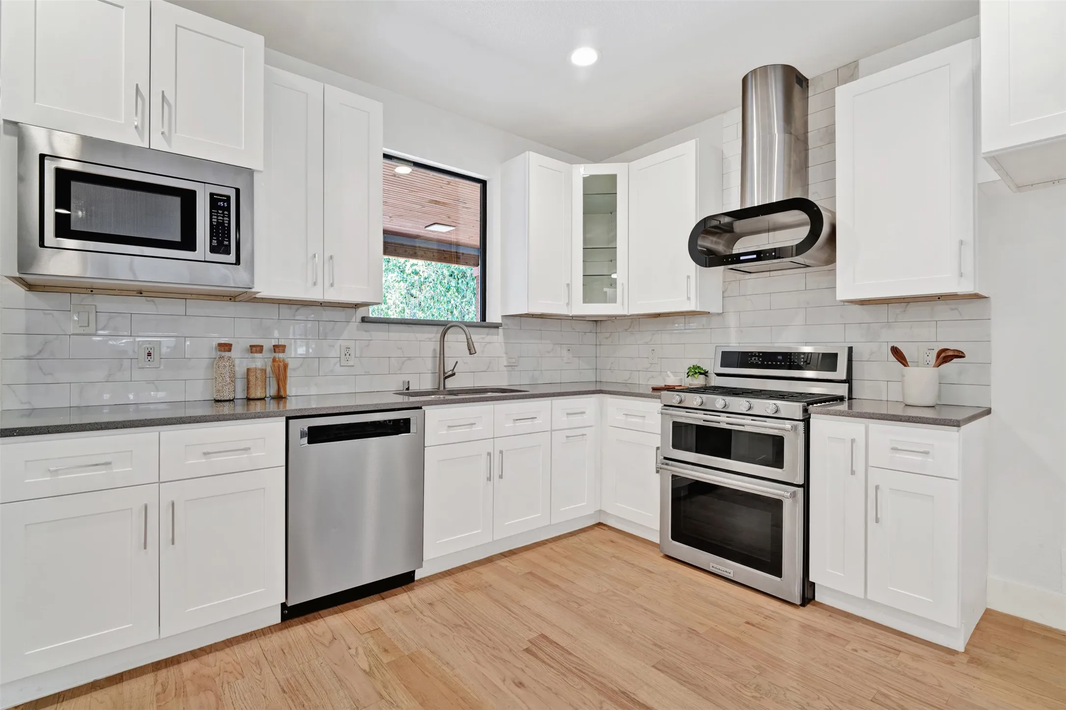 Single Family Residence For Sale in Dallas County , 10827 Wallbrook Drive, Dallas, Texas 75238, 3 Bedroom, 3 Bathroom, 2 Garage spaces, 1,840 Sqft, built in 2019, mls#21377108, Real Estate Agent in Dallas, Homes For Sale in Dallas county, Homes For Sale in Dallas, Realtor in Dallas Texas, Real Estate Brokerage Independent Realty Texas, Luminita Cordes Realtor