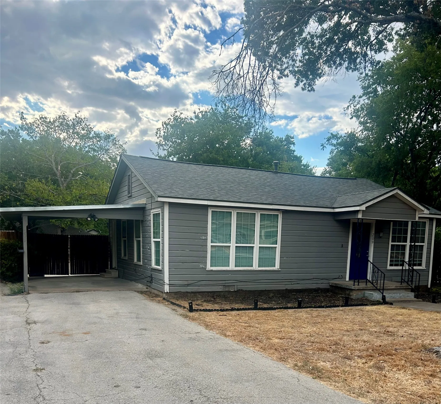 Single Family Residence For Rent in Ellis County , 209 N 4th Street, Midlothian, Texas 76065, 2 Bedroom, 1 Bathroom, Garage spaces, 1,128 Sqft, built in 1945, mls#21377487, Real Estate Agent in Midlothian, Homes For Rent in Ellis county, Homes For Rent in Midlothian, Realtor in Midlothian Texas, Real Estate Brokerage Independent Realty Texas, Luminita Cordes Realtor