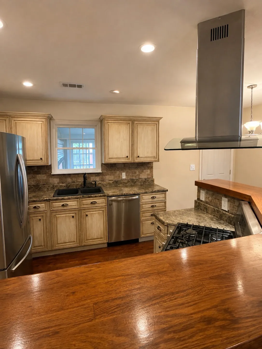 Single Family Residence For Rent in Ellis County , 209 N 4th Street, Midlothian, Texas 76065, 2 Bedroom, 1 Bathroom, Garage spaces, 1,128 Sqft, built in 1945, mls#21377487, Real Estate Agent in Midlothian, Homes For Rent in Ellis county, Homes For Rent in Midlothian, Realtor in Midlothian Texas, Real Estate Brokerage Independent Realty Texas, Luminita Cordes Realtor