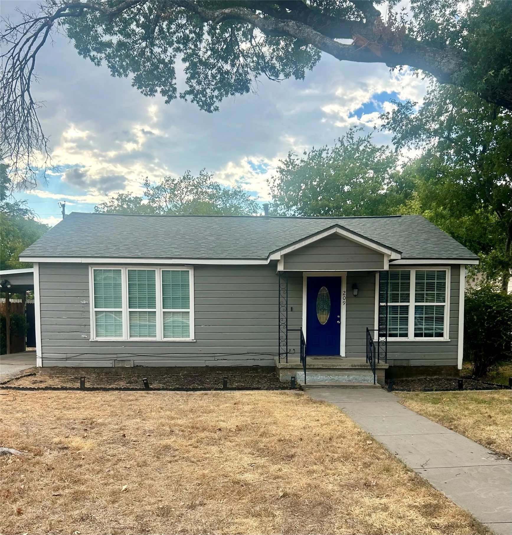 Single Family Residence For Rent in Ellis County , 209 N 4th Street, Midlothian, Texas 76065, 2 Bedroom, 1 Bathroom, Garage spaces, 1,128 Sqft, built in 1945, mls#21377487, Real Estate Agent in Midlothian, Homes For Rent in Ellis county, Homes For Rent in Midlothian, Realtor in Midlothian Texas, Real Estate Brokerage Independent Realty Texas, Luminita Cordes Realtor