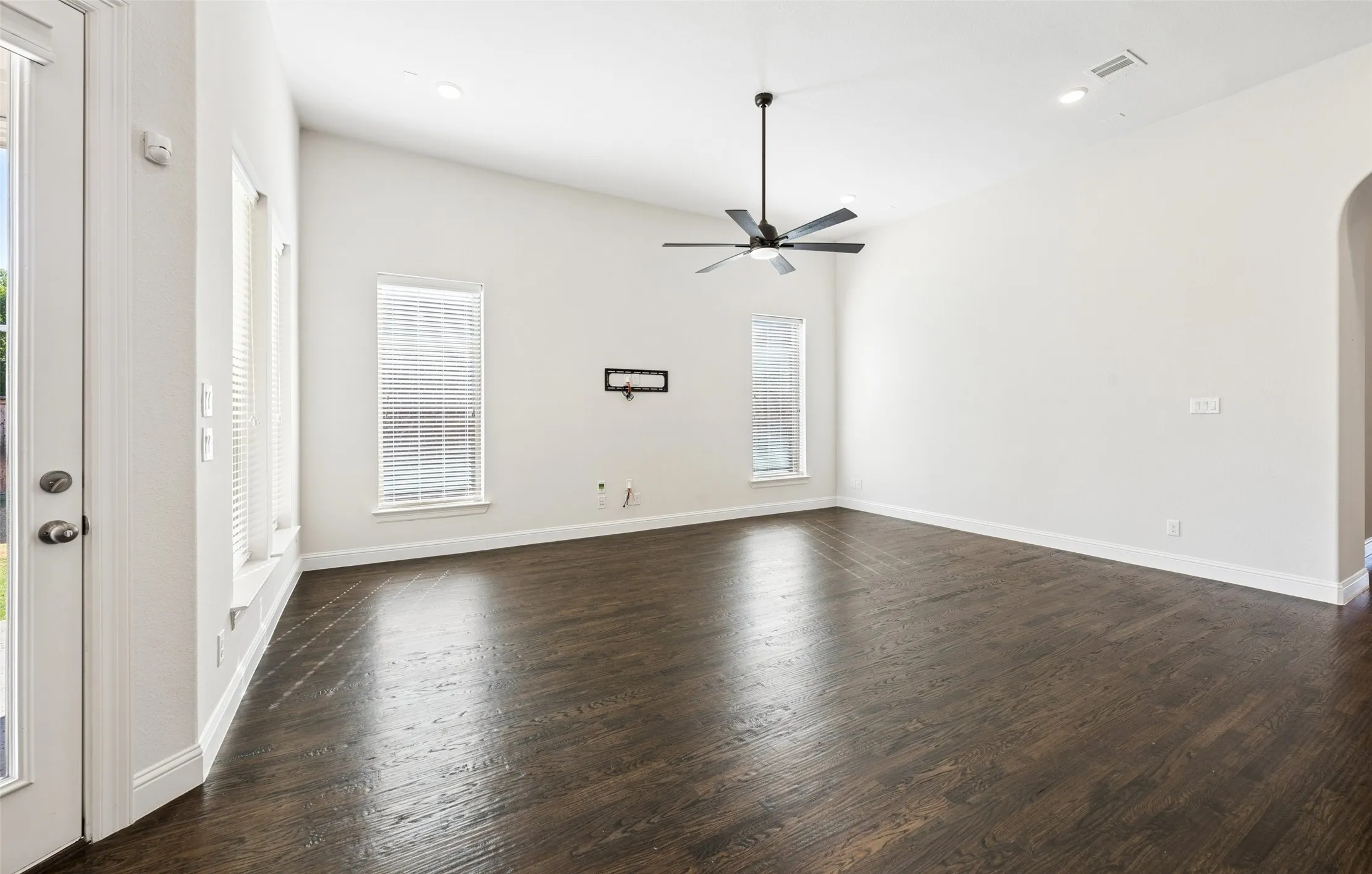Single Family Residence For Sale in Denton County , 2849 Braemar, The Colony, Texas 75056, 3 Bedroom, 3 Bathroom, 2 Garage spaces, 2,584 Sqft, built in 2019, mls#21376408, Real Estate Agent in The Colony, Homes For Sale in Denton county, Homes For Sale in The Colony, Realtor in The Colony Texas, Real Estate Brokerage Independent Realty Texas, Luminita Cordes Realtor