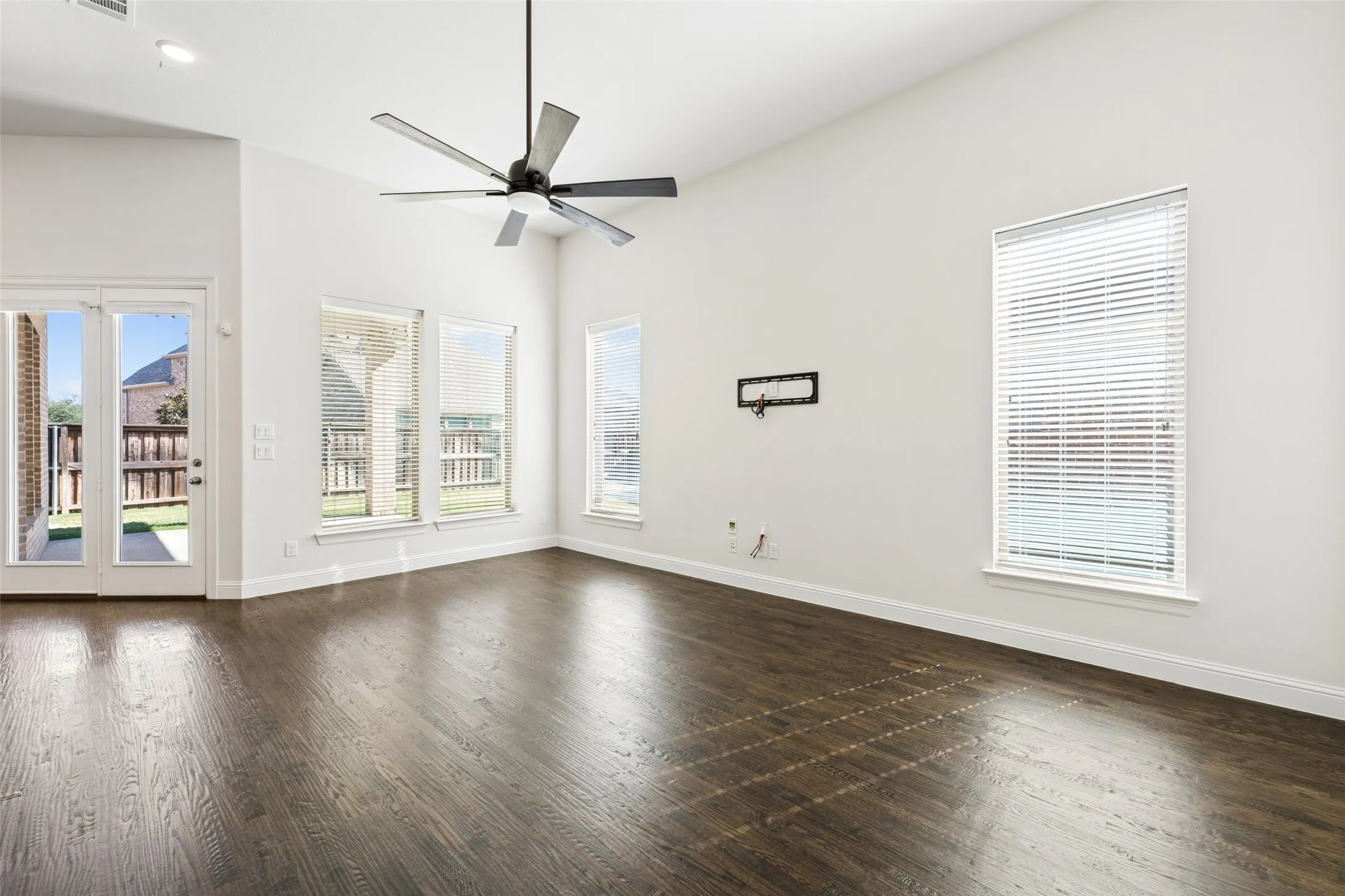 Single Family Residence For Sale in Denton County , 2849 Braemar, The Colony, Texas 75056, 3 Bedroom, 3 Bathroom, 2 Garage spaces, 2,584 Sqft, built in 2019, mls#21376408, Real Estate Agent in The Colony, Homes For Sale in Denton county, Homes For Sale in The Colony, Realtor in The Colony Texas, Real Estate Brokerage Independent Realty Texas, Luminita Cordes Realtor