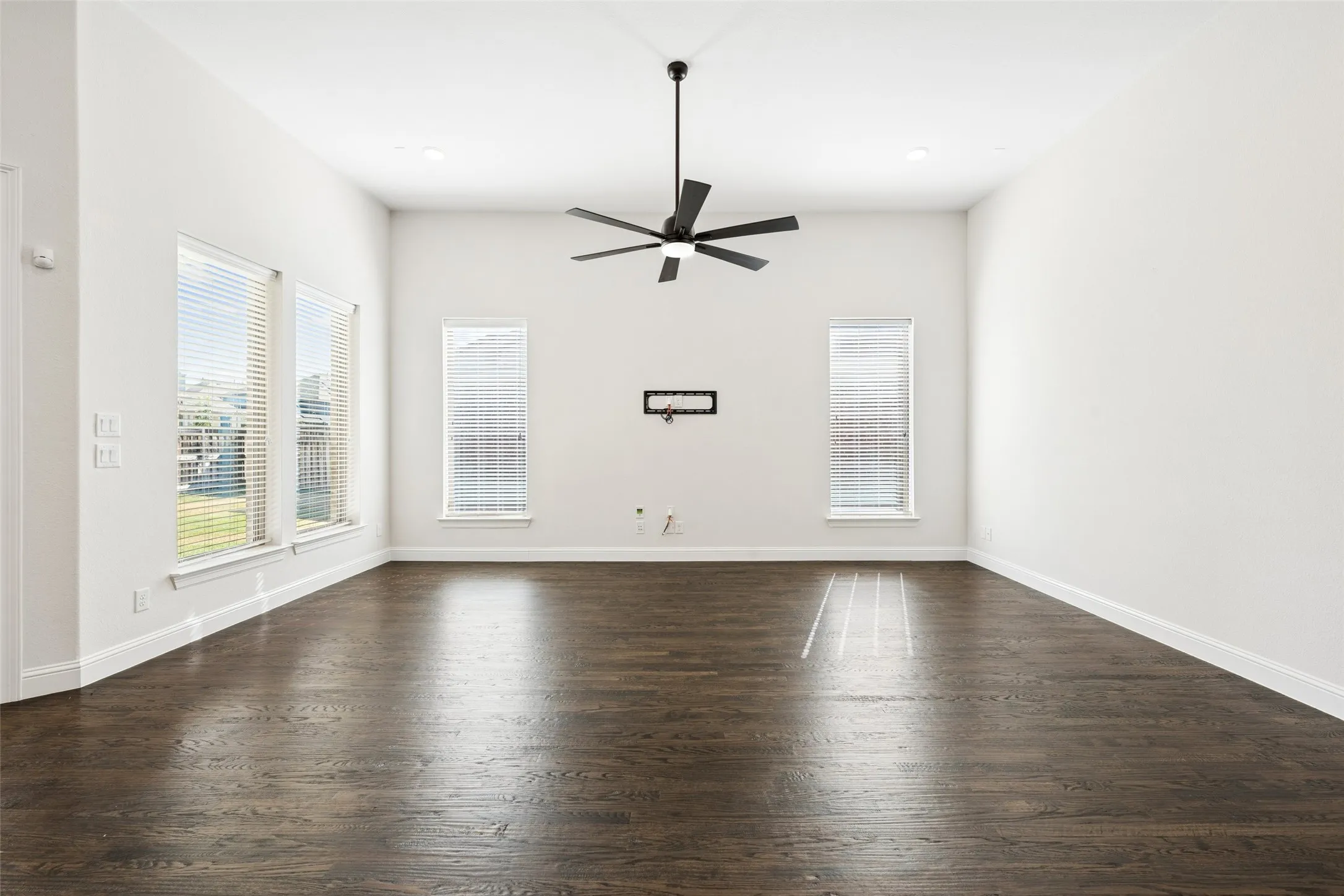 Single Family Residence For Sale in Denton County , 2849 Braemar, The Colony, Texas 75056, 3 Bedroom, 3 Bathroom, 2 Garage spaces, 2,584 Sqft, built in 2019, mls#21376408, Real Estate Agent in The Colony, Homes For Sale in Denton county, Homes For Sale in The Colony, Realtor in The Colony Texas, Real Estate Brokerage Independent Realty Texas, Luminita Cordes Realtor
