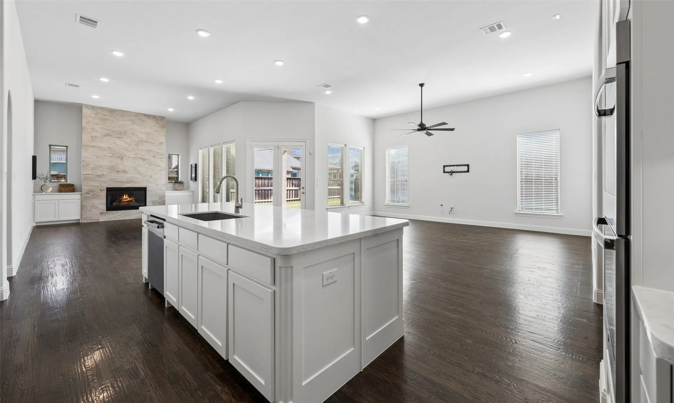 Single Family Residence For Sale in Denton County , 2849 Braemar, The Colony, Texas 75056, 3 Bedroom, 3 Bathroom, 2 Garage spaces, 2,584 Sqft, built in 2019, mls#21376408, Real Estate Agent in The Colony, Homes For Sale in Denton county, Homes For Sale in The Colony, Realtor in The Colony Texas, Real Estate Brokerage Independent Realty Texas, Luminita Cordes Realtor