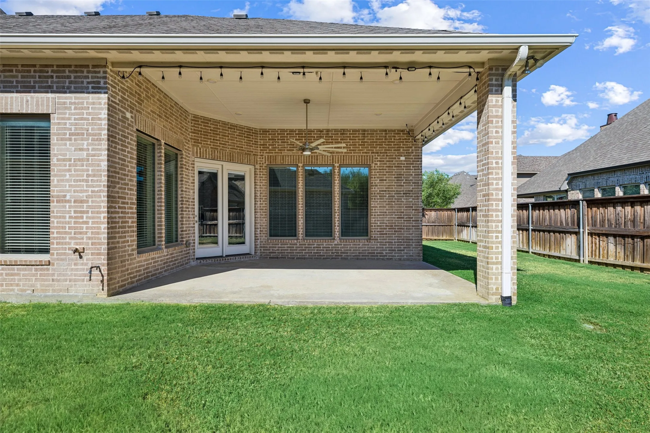 Single Family Residence For Sale in Denton County , 2849 Braemar, The Colony, Texas 75056, 3 Bedroom, 3 Bathroom, 2 Garage spaces, 2,584 Sqft, built in 2019, mls#21376408, Real Estate Agent in The Colony, Homes For Sale in Denton county, Homes For Sale in The Colony, Realtor in The Colony Texas, Real Estate Brokerage Independent Realty Texas, Luminita Cordes Realtor