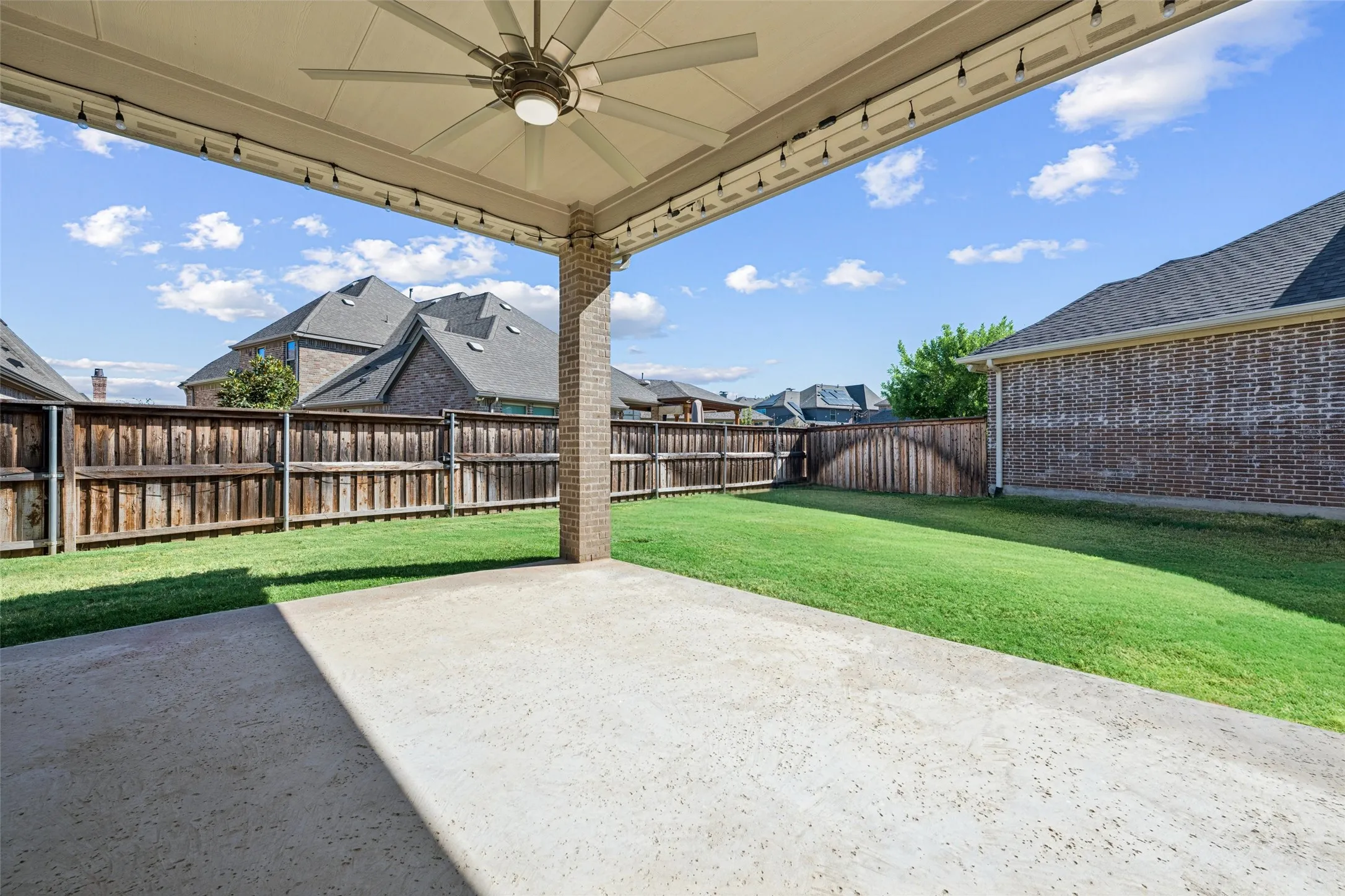 Single Family Residence For Sale in Denton County , 2849 Braemar, The Colony, Texas 75056, 3 Bedroom, 3 Bathroom, 2 Garage spaces, 2,584 Sqft, built in 2019, mls#21376408, Real Estate Agent in The Colony, Homes For Sale in Denton county, Homes For Sale in The Colony, Realtor in The Colony Texas, Real Estate Brokerage Independent Realty Texas, Luminita Cordes Realtor