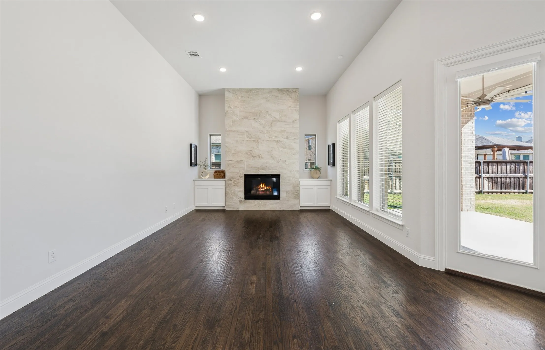 Single Family Residence For Sale in Denton County , 2849 Braemar, The Colony, Texas 75056, 3 Bedroom, 3 Bathroom, 2 Garage spaces, 2,584 Sqft, built in 2019, mls#21376408, Real Estate Agent in The Colony, Homes For Sale in Denton county, Homes For Sale in The Colony, Realtor in The Colony Texas, Real Estate Brokerage Independent Realty Texas, Luminita Cordes Realtor
