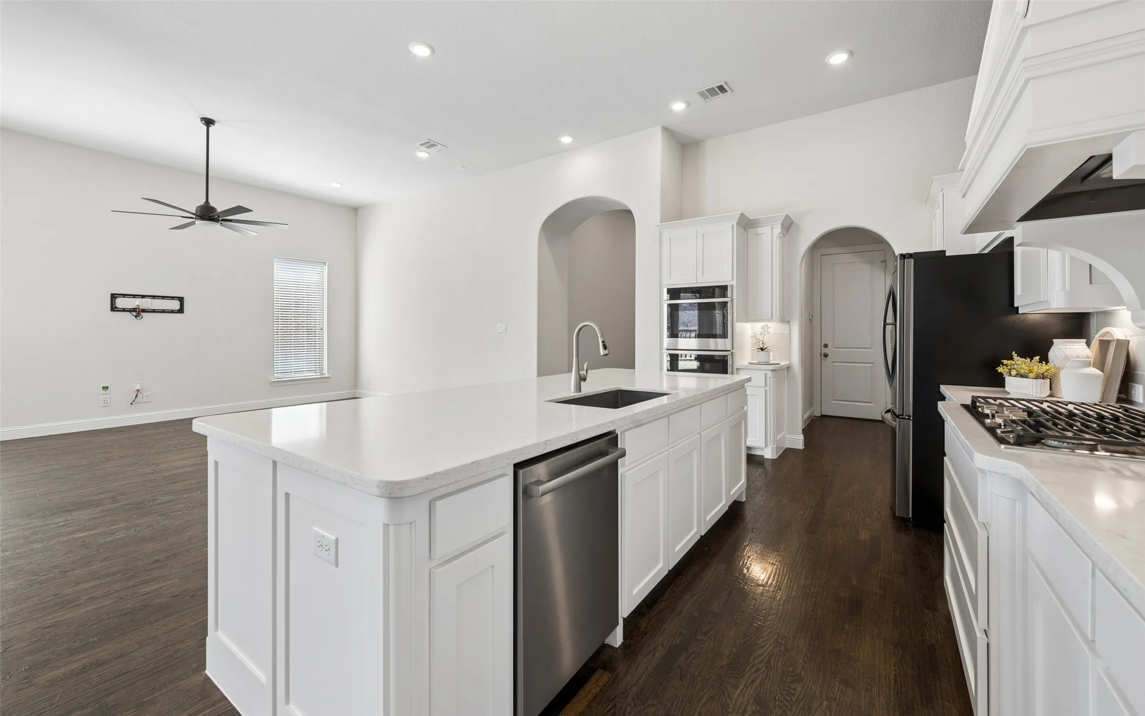 Single Family Residence For Sale in Denton County , 2849 Braemar, The Colony, Texas 75056, 3 Bedroom, 3 Bathroom, 2 Garage spaces, 2,584 Sqft, built in 2019, mls#21376408, Real Estate Agent in The Colony, Homes For Sale in Denton county, Homes For Sale in The Colony, Realtor in The Colony Texas, Real Estate Brokerage Independent Realty Texas, Luminita Cordes Realtor