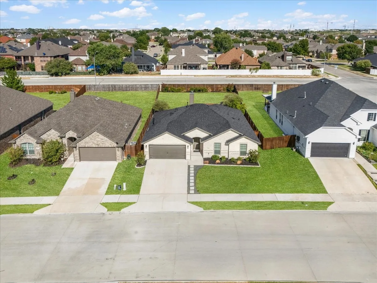 Single Family Residence For Sale in Tarrant County , 6924 Talon Bluff Drive, Fort Worth, Texas 76179, 3 Bedroom, 2 Bathroom, 2 Garage spaces, 1,889 Sqft, built in 2020, mls#21376830, Real Estate Agent in Fort Worth, Homes For Sale in Tarrant county, Homes For Sale in Fort Worth, Realtor in Fort Worth Texas, Real Estate Brokerage Independent Realty Texas, Luminita Cordes Realtor
