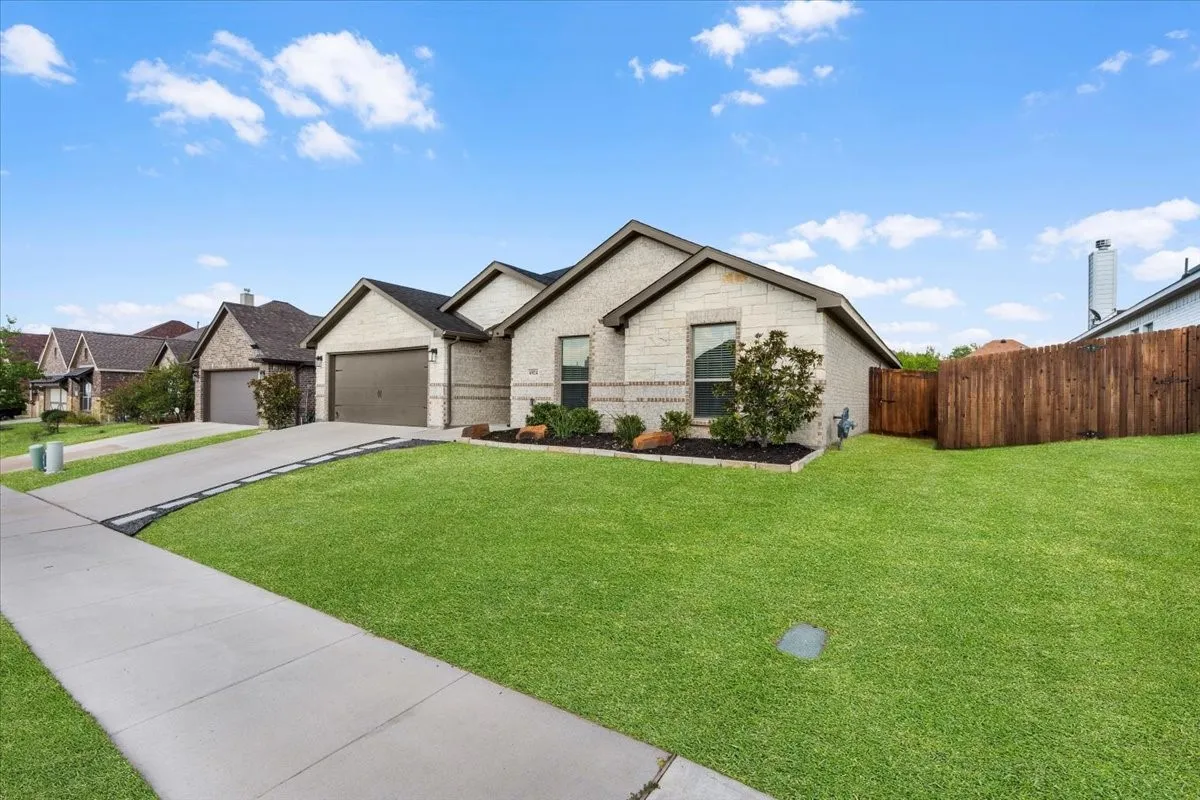 Single Family Residence For Sale in Tarrant County , 6924 Talon Bluff Drive, Fort Worth, Texas 76179, 3 Bedroom, 2 Bathroom, 2 Garage spaces, 1,889 Sqft, built in 2020, mls#21376830, Real Estate Agent in Fort Worth, Homes For Sale in Tarrant county, Homes For Sale in Fort Worth, Realtor in Fort Worth Texas, Real Estate Brokerage Independent Realty Texas, Luminita Cordes Realtor