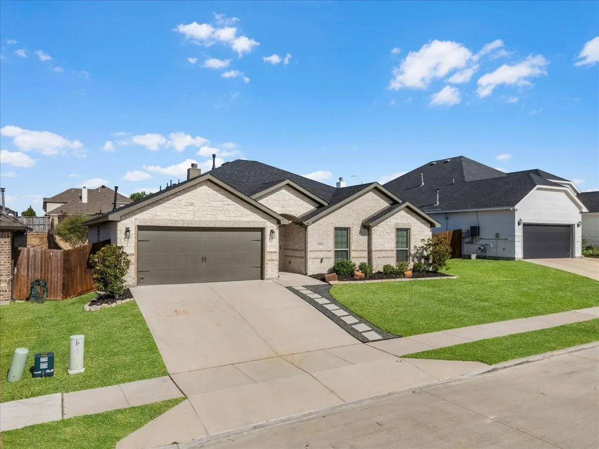 Single Family Residence For Sale in Tarrant County , 6924 Talon Bluff Drive, Fort Worth, Texas 76179, 3 Bedroom, 2 Bathroom, 2 Garage spaces, 1,889 Sqft, built in 2020, mls#21376830, Real Estate Agent in Fort Worth, Homes For Sale in Tarrant county, Homes For Sale in Fort Worth, Realtor in Fort Worth Texas, Real Estate Brokerage Independent Realty Texas, Luminita Cordes Realtor