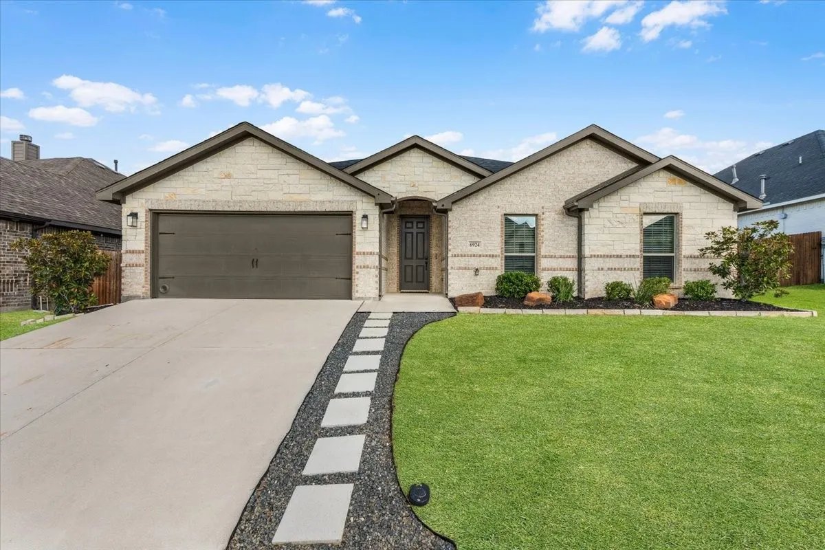 Single Family Residence For Sale in Tarrant County , 6924 Talon Bluff Drive, Fort Worth, Texas 76179, 3 Bedroom, 2 Bathroom, 2 Garage spaces, 1,889 Sqft, built in 2020, mls#21376830, Real Estate Agent in Fort Worth, Homes For Sale in Tarrant county, Homes For Sale in Fort Worth, Realtor in Fort Worth Texas, Real Estate Brokerage Independent Realty Texas, Luminita Cordes Realtor