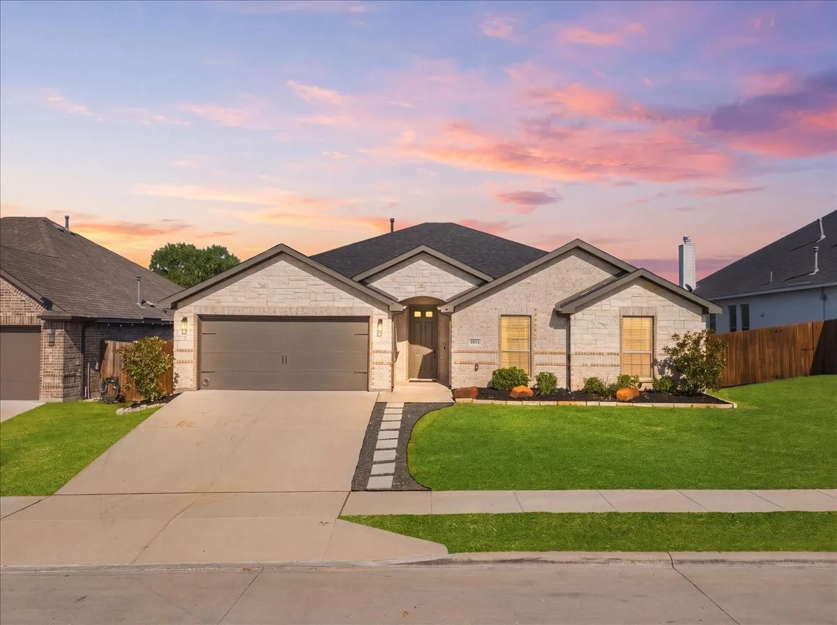 Single Family Residence For Sale in Tarrant County , 6924 Talon Bluff Drive, Fort Worth, Texas 76179, 3 Bedroom, 2 Bathroom, 2 Garage spaces, 1,889 Sqft, built in 2020, mls#21376830, Real Estate Agent in Fort Worth, Homes For Sale in Tarrant county, Homes For Sale in Fort Worth, Realtor in Fort Worth Texas, Real Estate Brokerage Independent Realty Texas, Luminita Cordes Realtor