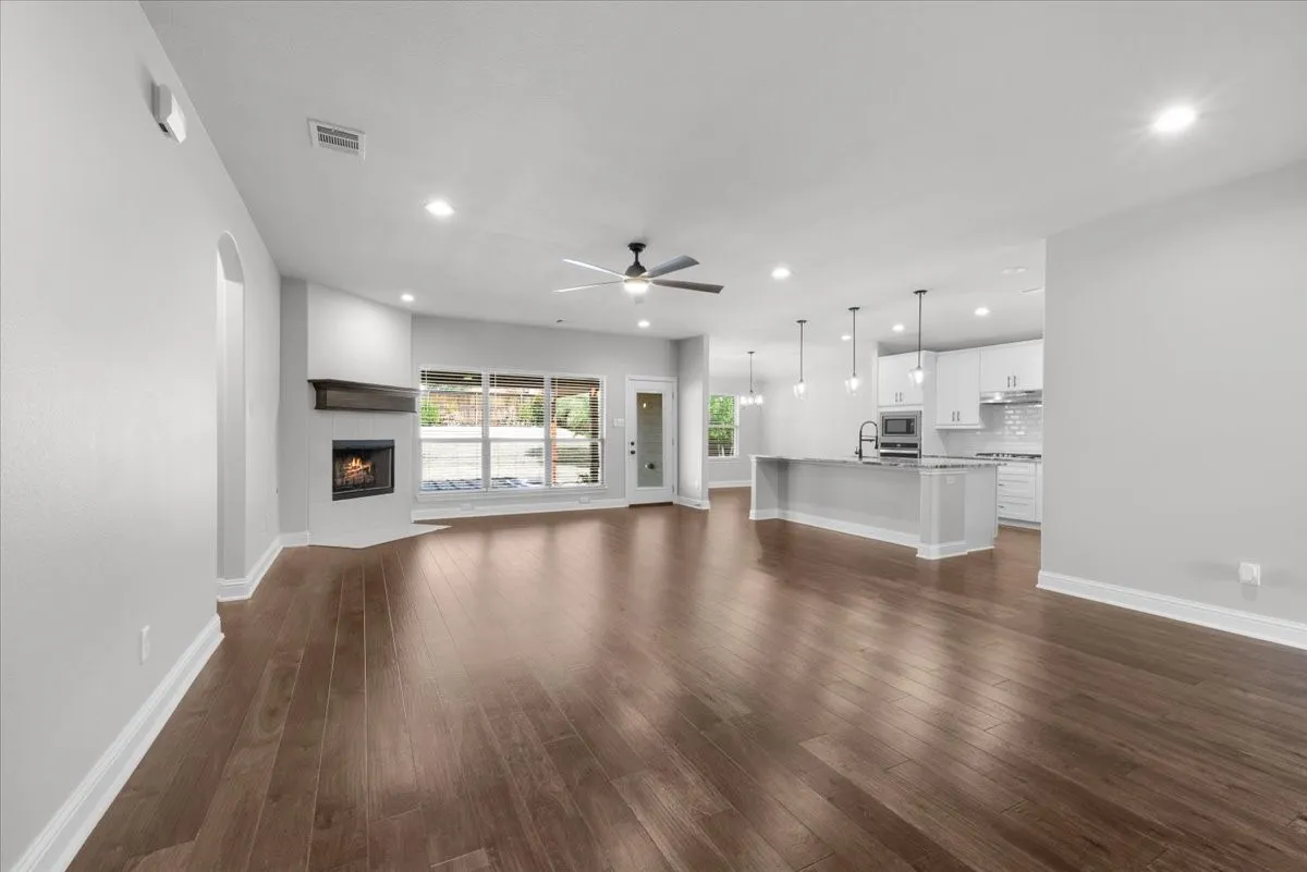 Single Family Residence For Sale in Tarrant County , 6924 Talon Bluff Drive, Fort Worth, Texas 76179, 3 Bedroom, 2 Bathroom, 2 Garage spaces, 1,889 Sqft, built in 2020, mls#21376830, Real Estate Agent in Fort Worth, Homes For Sale in Tarrant county, Homes For Sale in Fort Worth, Realtor in Fort Worth Texas, Real Estate Brokerage Independent Realty Texas, Luminita Cordes Realtor