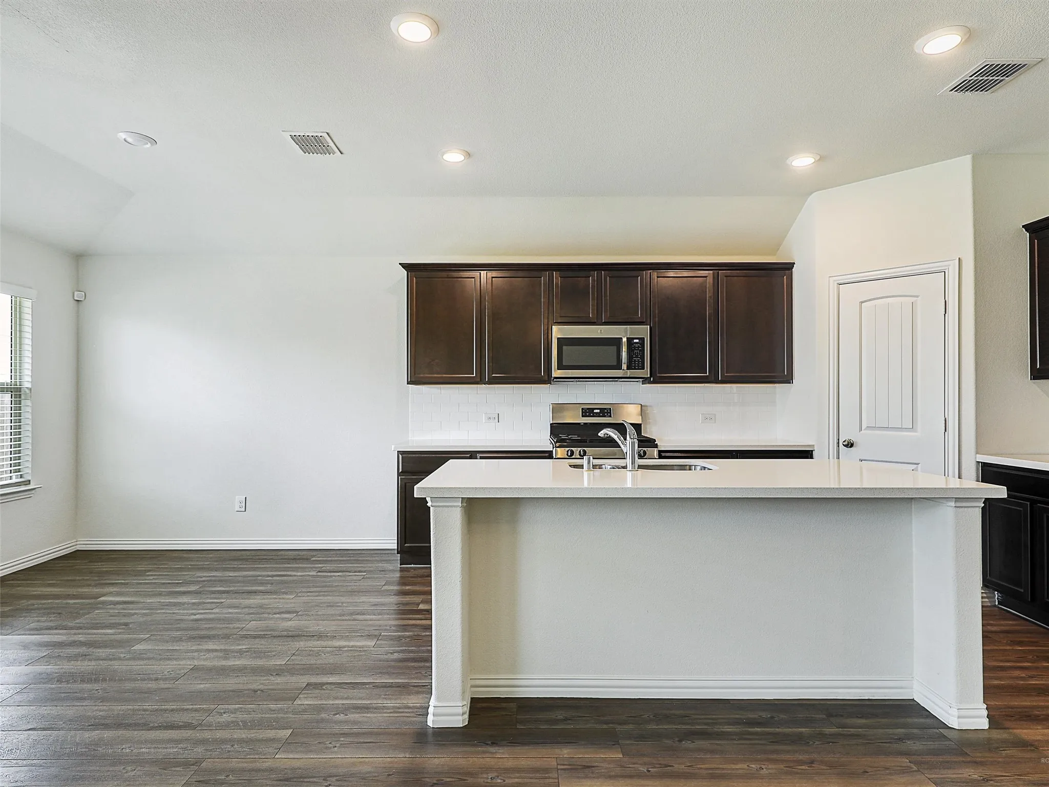 Kitchen & breakfast area