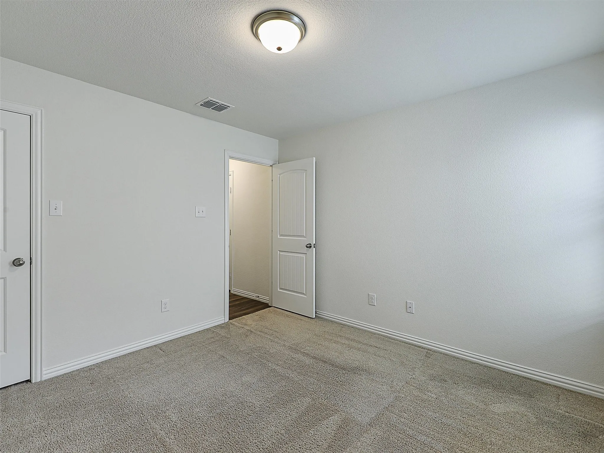Large secondary bedroom