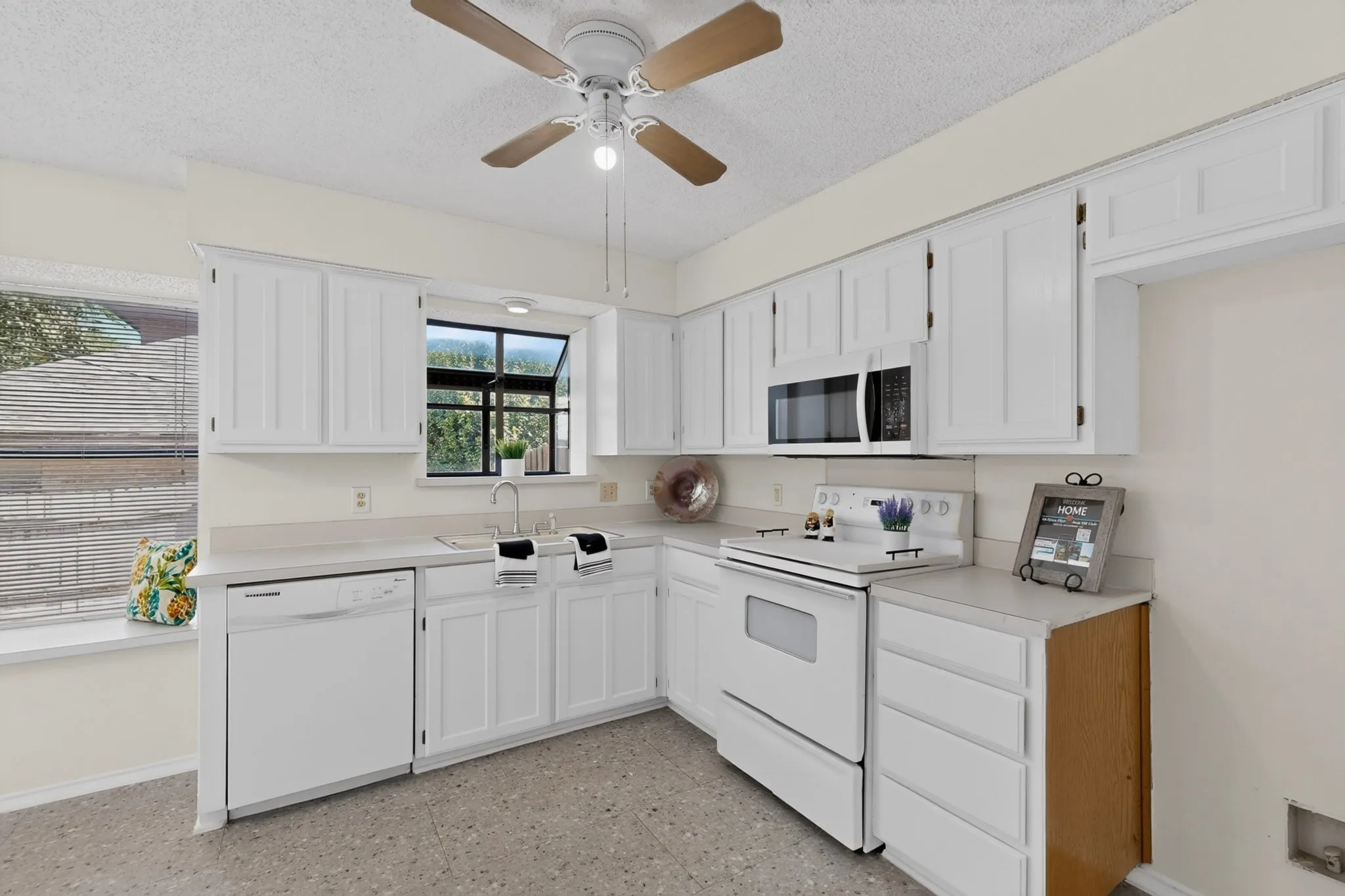 Single Family Residence For Sale in Tarrant County , 5932 Wind Drift Trail, Arlington, Texas 76017, 3 Bedroom, 2 Bathroom, 2 Garage spaces, 1,239 Sqft, built in 1984, mls#21376870, Real Estate Agent in Arlington, Homes For Sale in Tarrant county, Homes For Sale in Arlington, Realtor in Arlington Texas, Real Estate Brokerage Independent Realty Texas, Luminita Cordes Realtor
