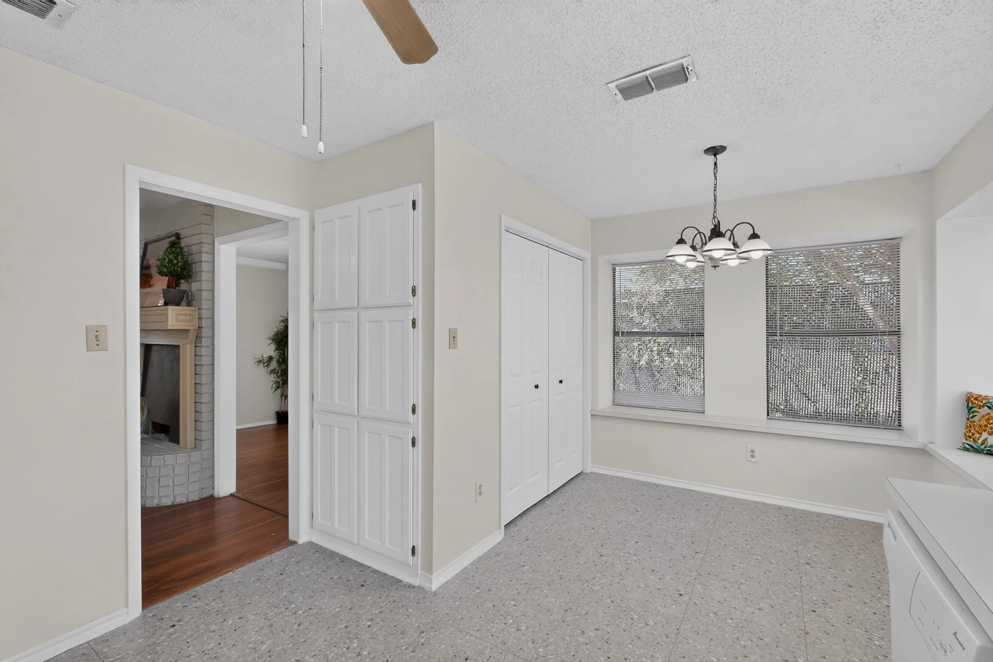 Single Family Residence For Sale in Tarrant County , 5932 Wind Drift Trail, Arlington, Texas 76017, 3 Bedroom, 2 Bathroom, 2 Garage spaces, 1,239 Sqft, built in 1984, mls#21376870, Real Estate Agent in Arlington, Homes For Sale in Tarrant county, Homes For Sale in Arlington, Realtor in Arlington Texas, Real Estate Brokerage Independent Realty Texas, Luminita Cordes Realtor