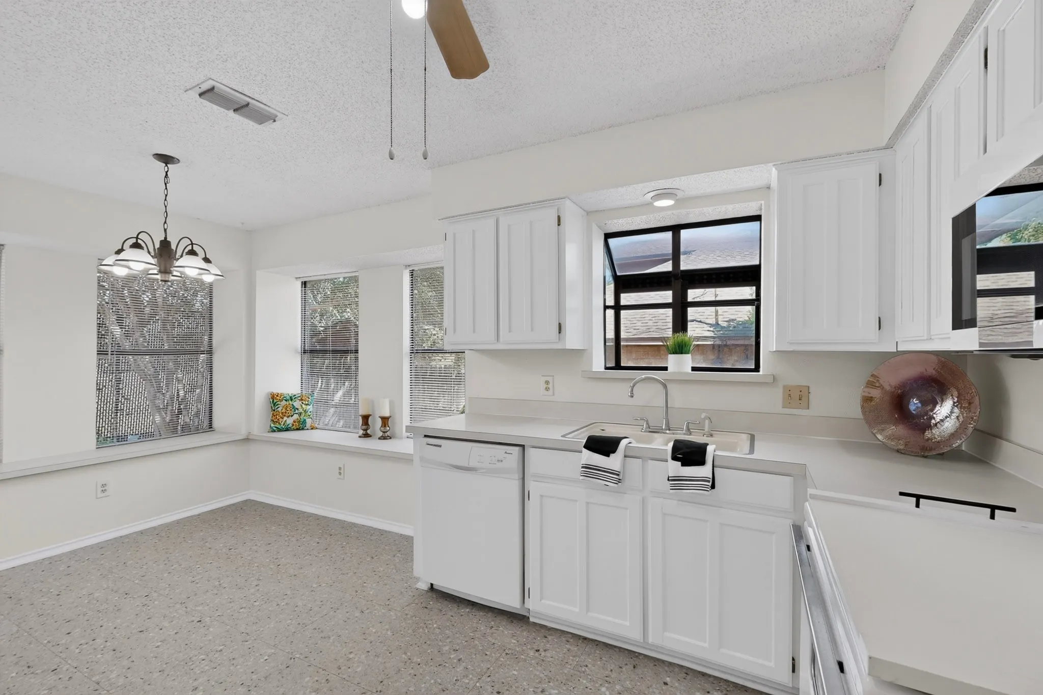 Single Family Residence For Sale in Tarrant County , 5932 Wind Drift Trail, Arlington, Texas 76017, 3 Bedroom, 2 Bathroom, 2 Garage spaces, 1,239 Sqft, built in 1984, mls#21376870, Real Estate Agent in Arlington, Homes For Sale in Tarrant county, Homes For Sale in Arlington, Realtor in Arlington Texas, Real Estate Brokerage Independent Realty Texas, Luminita Cordes Realtor