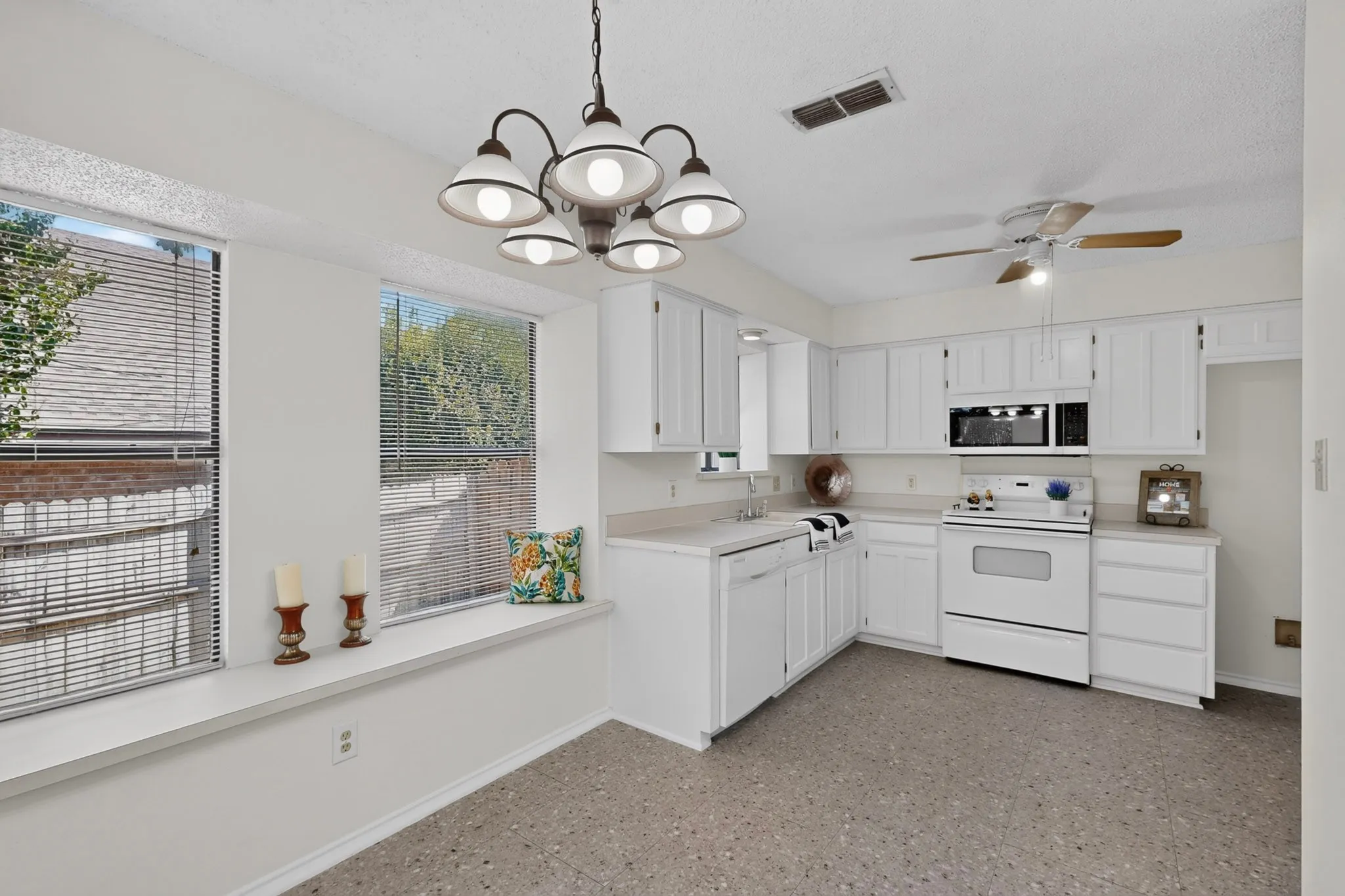 Single Family Residence For Sale in Tarrant County , 5932 Wind Drift Trail, Arlington, Texas 76017, 3 Bedroom, 2 Bathroom, 2 Garage spaces, 1,239 Sqft, built in 1984, mls#21376870, Real Estate Agent in Arlington, Homes For Sale in Tarrant county, Homes For Sale in Arlington, Realtor in Arlington Texas, Real Estate Brokerage Independent Realty Texas, Luminita Cordes Realtor