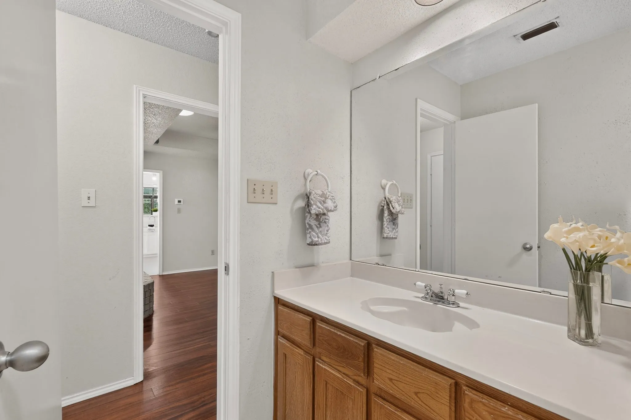 Single Family Residence For Sale in Tarrant County , 5932 Wind Drift Trail, Arlington, Texas 76017, 3 Bedroom, 2 Bathroom, 2 Garage spaces, 1,239 Sqft, built in 1984, mls#21376870, Real Estate Agent in Arlington, Homes For Sale in Tarrant county, Homes For Sale in Arlington, Realtor in Arlington Texas, Real Estate Brokerage Independent Realty Texas, Luminita Cordes Realtor