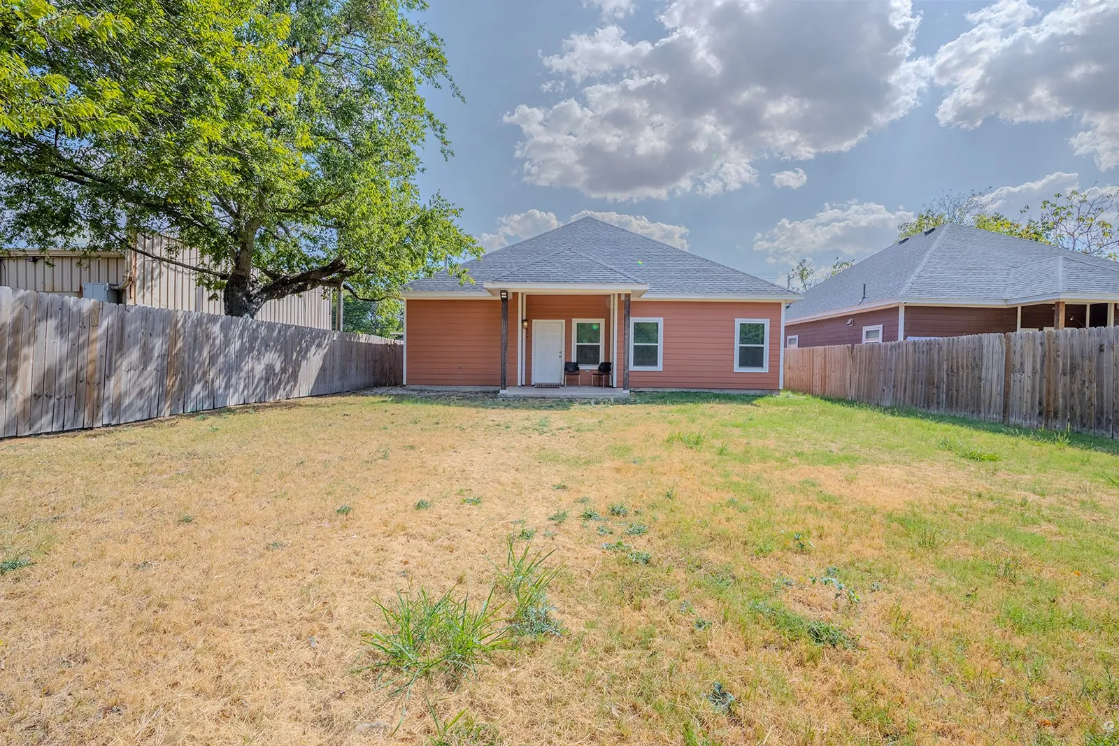 Single Family Residence For Sale in Ellis County , 807 Dr Martin Luther King Jr Boulevard, Waxahachie, Texas 75165, 4 Bedroom, 3 Bathroom, 2 Garage spaces, 2,417 Sqft, built in 2022, mls#21377512, Real Estate Agent in Waxahachie, Homes For Sale in Ellis county, Homes For Sale in Waxahachie, Realtor in Waxahachie Texas, Real Estate Brokerage Independent Realty Texas, Luminita Cordes Realtor