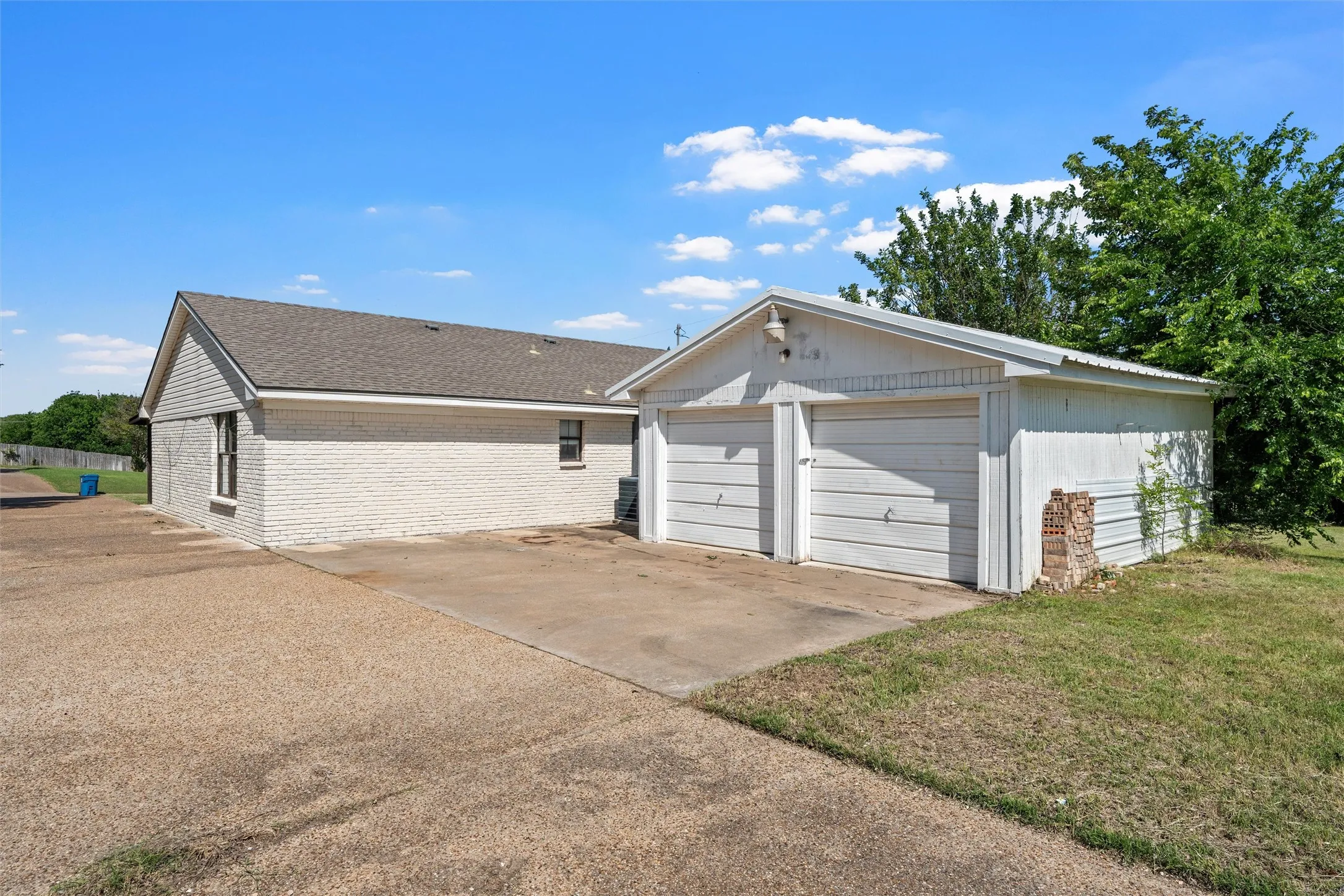 Single Family Residence For Sale in Mc Lennan County , 119 Castleman Circle, Hewitt, Texas 76643, 3 Bedroom, 3 Bathroom, 2 Garage spaces, 1,496 Sqft, built in 1982, mls#21377514, Real Estate Agent in Hewitt, Homes For Sale in Mc Lennan county, Homes For Sale in Hewitt, Realtor in Hewitt Texas, Real Estate Brokerage Independent Realty Texas, Luminita Cordes Realtor