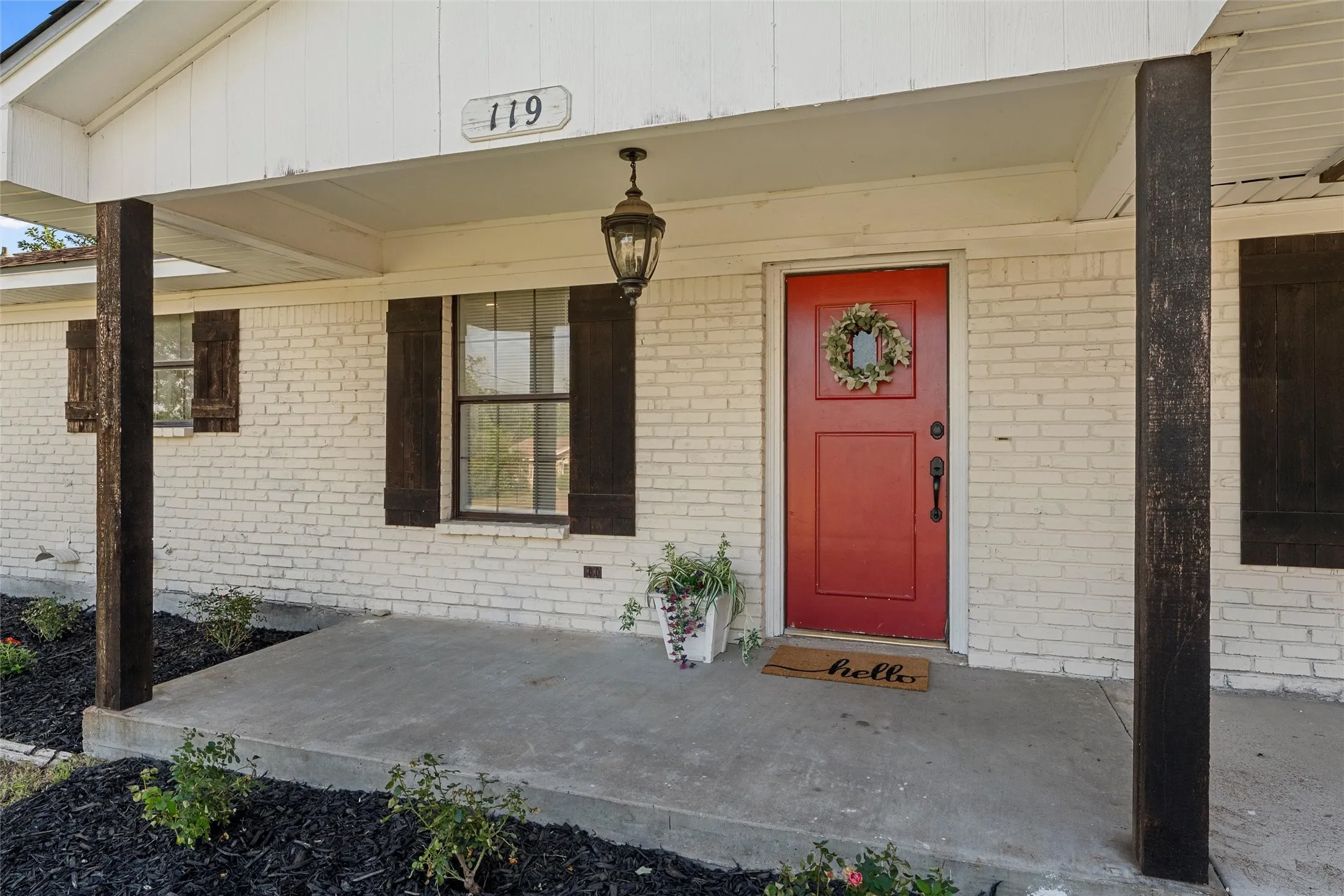 Single Family Residence For Sale in Mc Lennan County , 119 Castleman Circle, Hewitt, Texas 76643, 3 Bedroom, 3 Bathroom, 2 Garage spaces, 1,496 Sqft, built in 1982, mls#21377514, Real Estate Agent in Hewitt, Homes For Sale in Mc Lennan county, Homes For Sale in Hewitt, Realtor in Hewitt Texas, Real Estate Brokerage Independent Realty Texas, Luminita Cordes Realtor