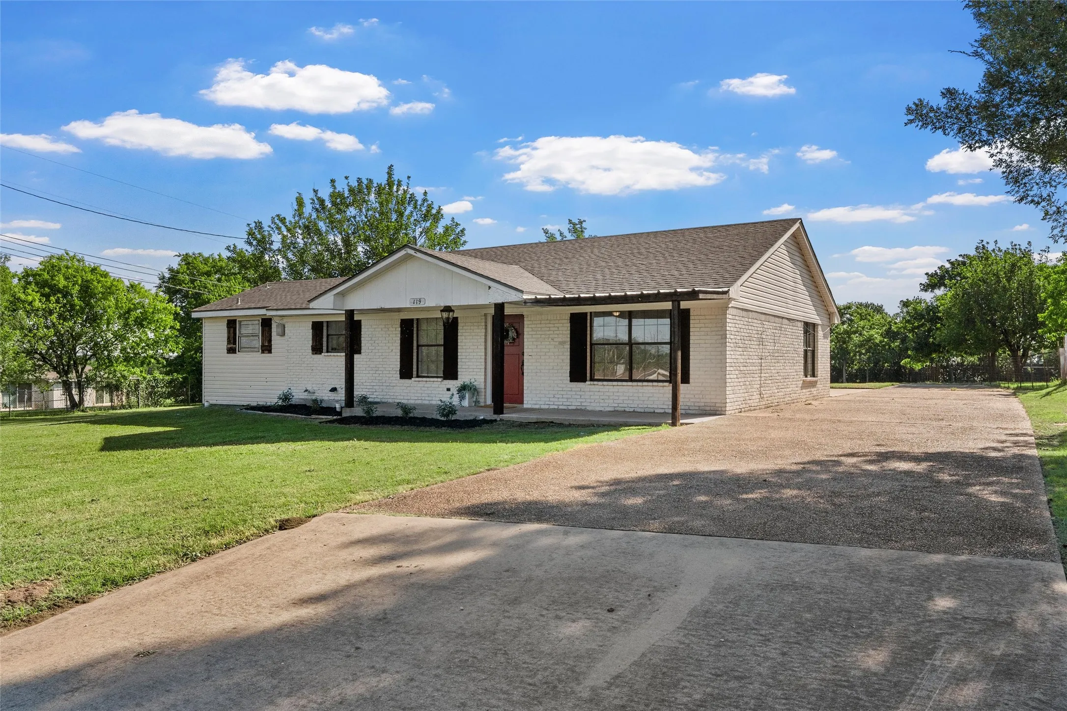 Single Family Residence For Sale in Mc Lennan County , 119 Castleman Circle, Hewitt, Texas 76643, 3 Bedroom, 3 Bathroom, 2 Garage spaces, 1,496 Sqft, built in 1982, mls#21377514, Real Estate Agent in Hewitt, Homes For Sale in Mc Lennan county, Homes For Sale in Hewitt, Realtor in Hewitt Texas, Real Estate Brokerage Independent Realty Texas, Luminita Cordes Realtor