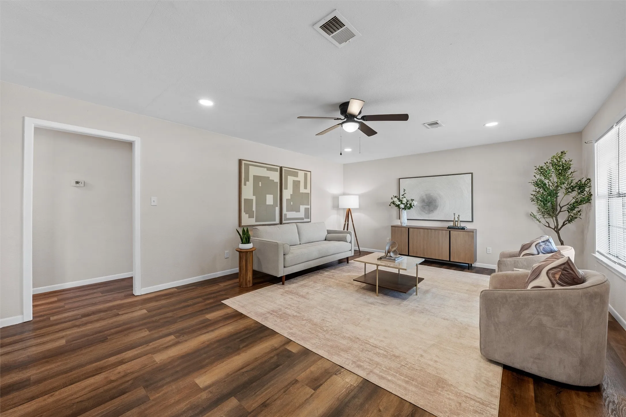 Single Family Residence For Sale in Mc Lennan County , 119 Castleman Circle, Hewitt, Texas 76643, 3 Bedroom, 3 Bathroom, 2 Garage spaces, 1,496 Sqft, built in 1982, mls#21377514, Real Estate Agent in Hewitt, Homes For Sale in Mc Lennan county, Homes For Sale in Hewitt, Realtor in Hewitt Texas, Real Estate Brokerage Independent Realty Texas, Luminita Cordes Realtor
