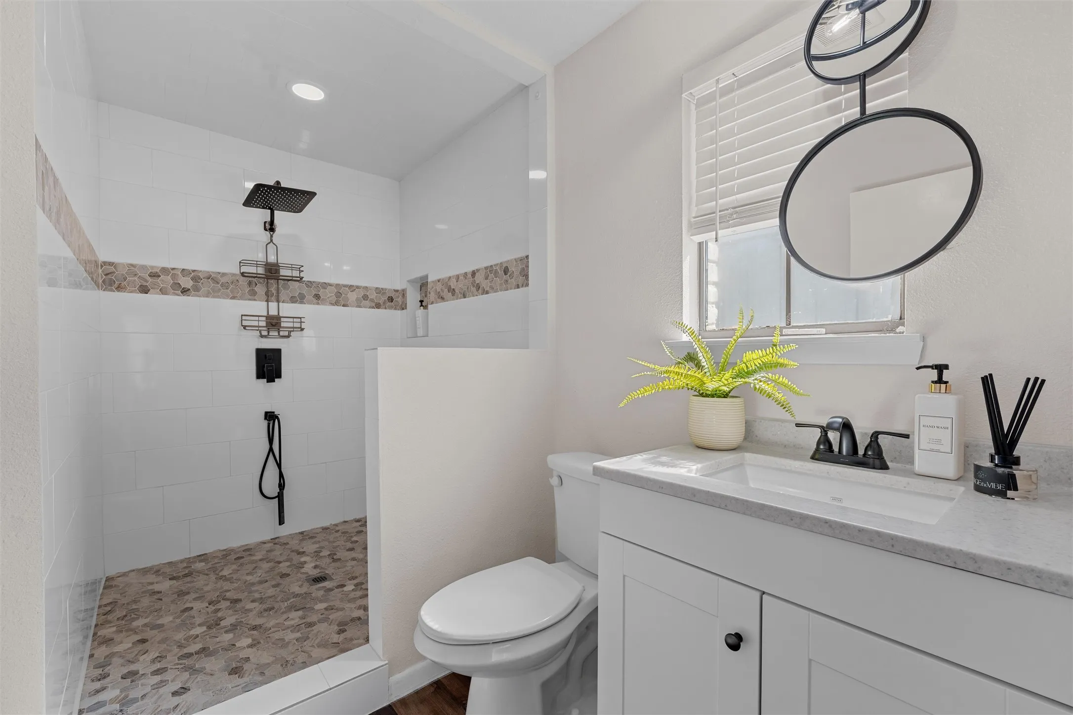 Single Family Residence For Sale in Mc Lennan County , 119 Castleman Circle, Hewitt, Texas 76643, 3 Bedroom, 3 Bathroom, 2 Garage spaces, 1,496 Sqft, built in 1982, mls#21377514, Real Estate Agent in Hewitt, Homes For Sale in Mc Lennan county, Homes For Sale in Hewitt, Realtor in Hewitt Texas, Real Estate Brokerage Independent Realty Texas, Luminita Cordes Realtor