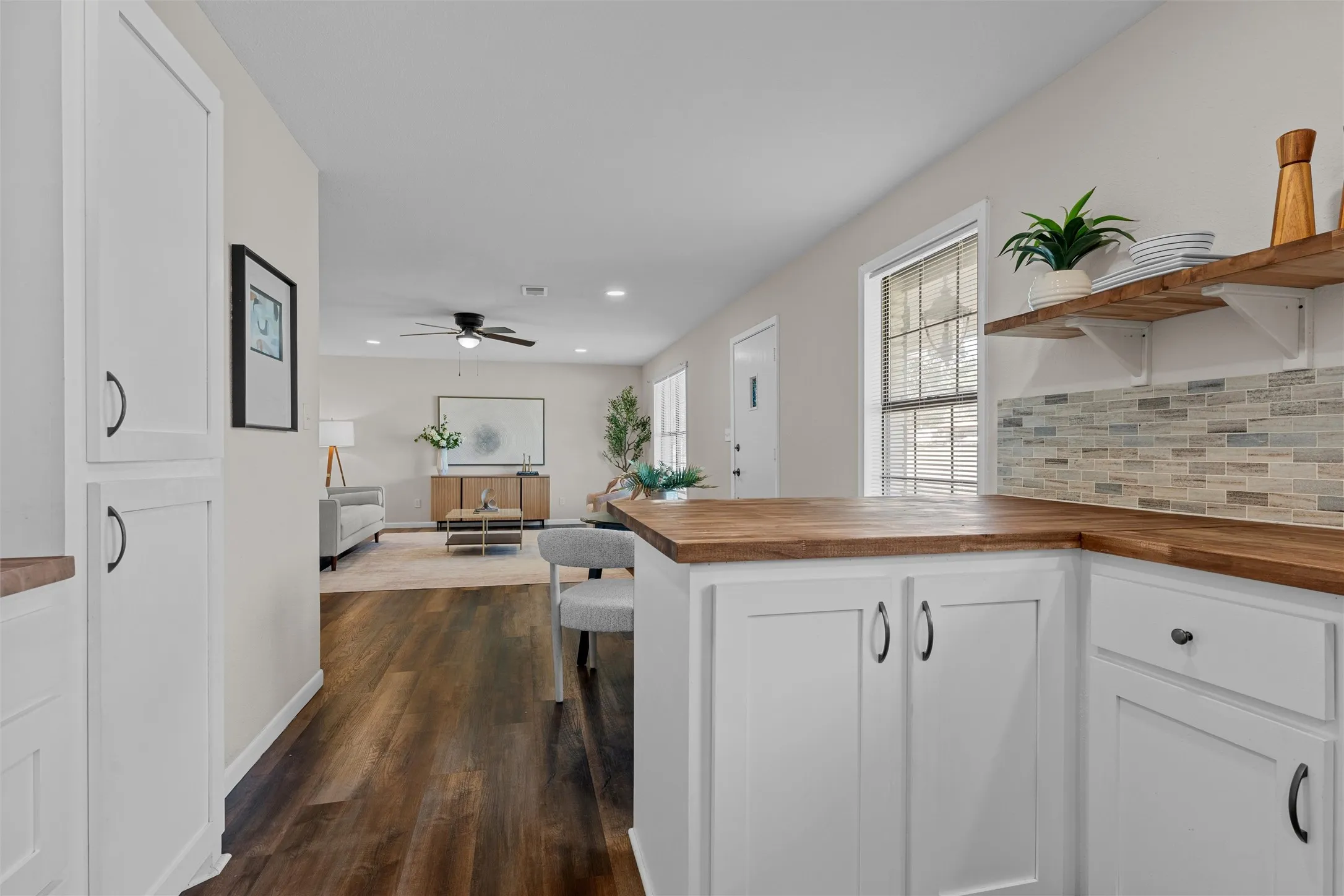 Single Family Residence For Sale in Mc Lennan County , 119 Castleman Circle, Hewitt, Texas 76643, 3 Bedroom, 3 Bathroom, 2 Garage spaces, 1,496 Sqft, built in 1982, mls#21377514, Real Estate Agent in Hewitt, Homes For Sale in Mc Lennan county, Homes For Sale in Hewitt, Realtor in Hewitt Texas, Real Estate Brokerage Independent Realty Texas, Luminita Cordes Realtor