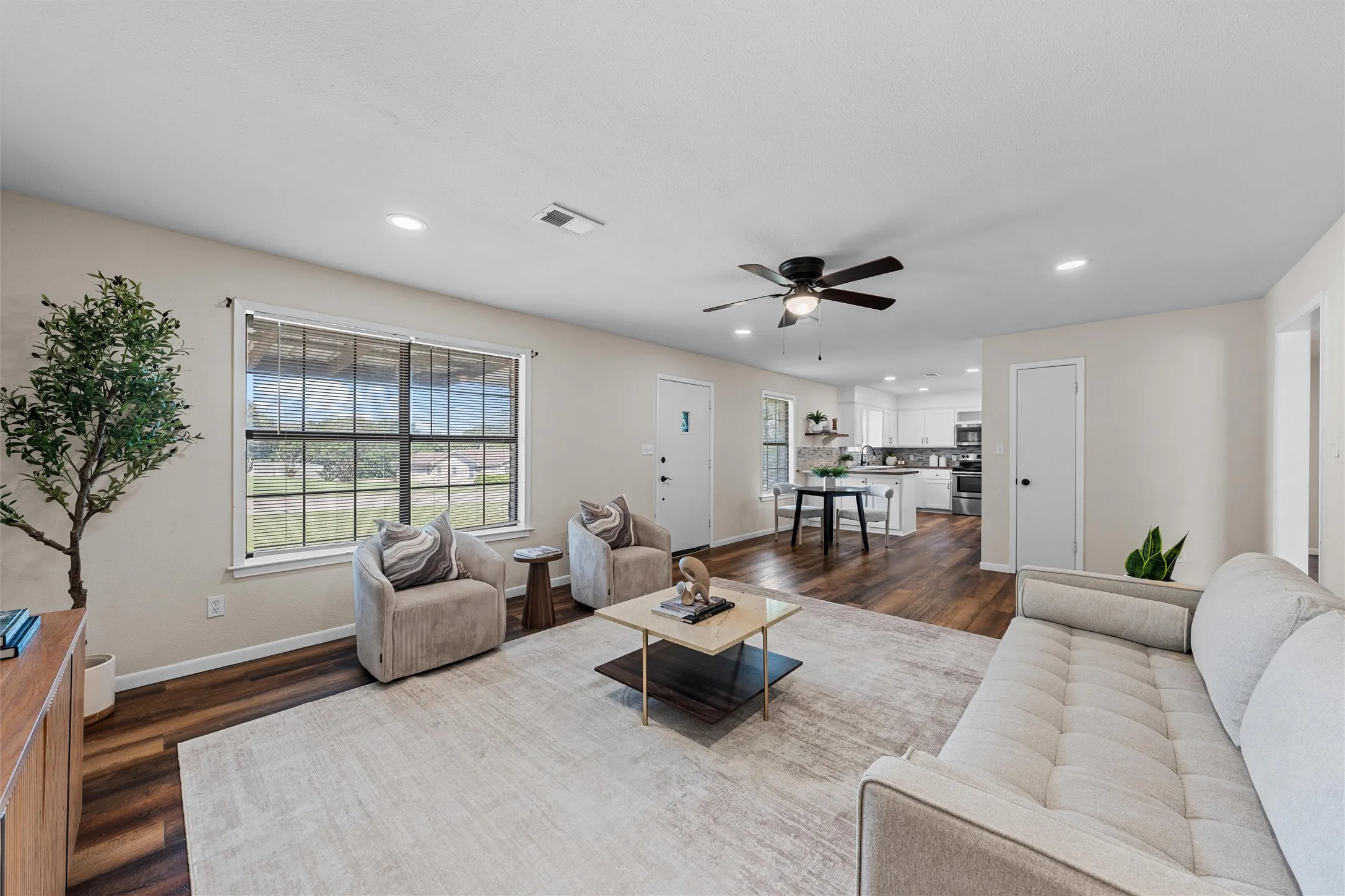 Single Family Residence For Sale in Mc Lennan County , 119 Castleman Circle, Hewitt, Texas 76643, 3 Bedroom, 3 Bathroom, 2 Garage spaces, 1,496 Sqft, built in 1982, mls#21377514, Real Estate Agent in Hewitt, Homes For Sale in Mc Lennan county, Homes For Sale in Hewitt, Realtor in Hewitt Texas, Real Estate Brokerage Independent Realty Texas, Luminita Cordes Realtor