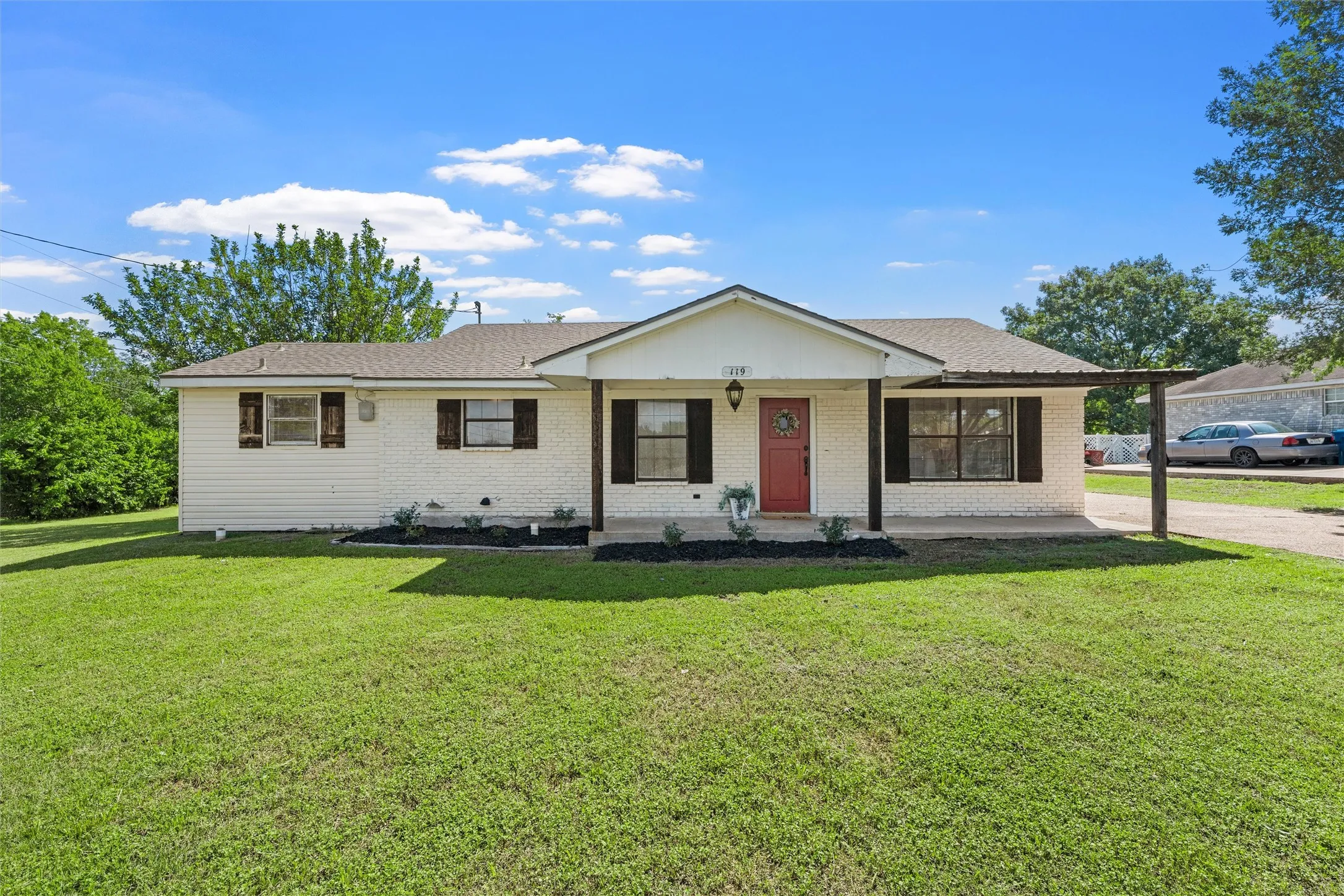 Single Family Residence For Sale in Mc Lennan County , 119 Castleman Circle, Hewitt, Texas 76643, 3 Bedroom, 3 Bathroom, 2 Garage spaces, 1,496 Sqft, built in 1982, mls#21377514, Real Estate Agent in Hewitt, Homes For Sale in Mc Lennan county, Homes For Sale in Hewitt, Realtor in Hewitt Texas, Real Estate Brokerage Independent Realty Texas, Luminita Cordes Realtor