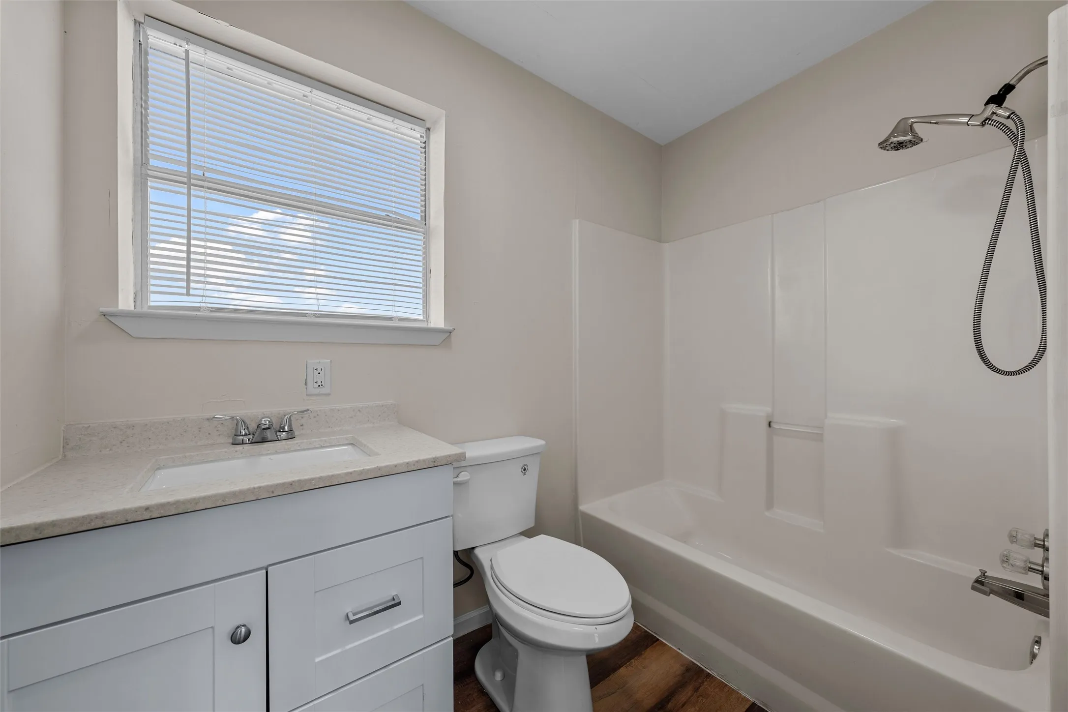 Single Family Residence For Sale in Mc Lennan County , 119 Castleman Circle, Hewitt, Texas 76643, 3 Bedroom, 3 Bathroom, 2 Garage spaces, 1,496 Sqft, built in 1982, mls#21377514, Real Estate Agent in Hewitt, Homes For Sale in Mc Lennan county, Homes For Sale in Hewitt, Realtor in Hewitt Texas, Real Estate Brokerage Independent Realty Texas, Luminita Cordes Realtor