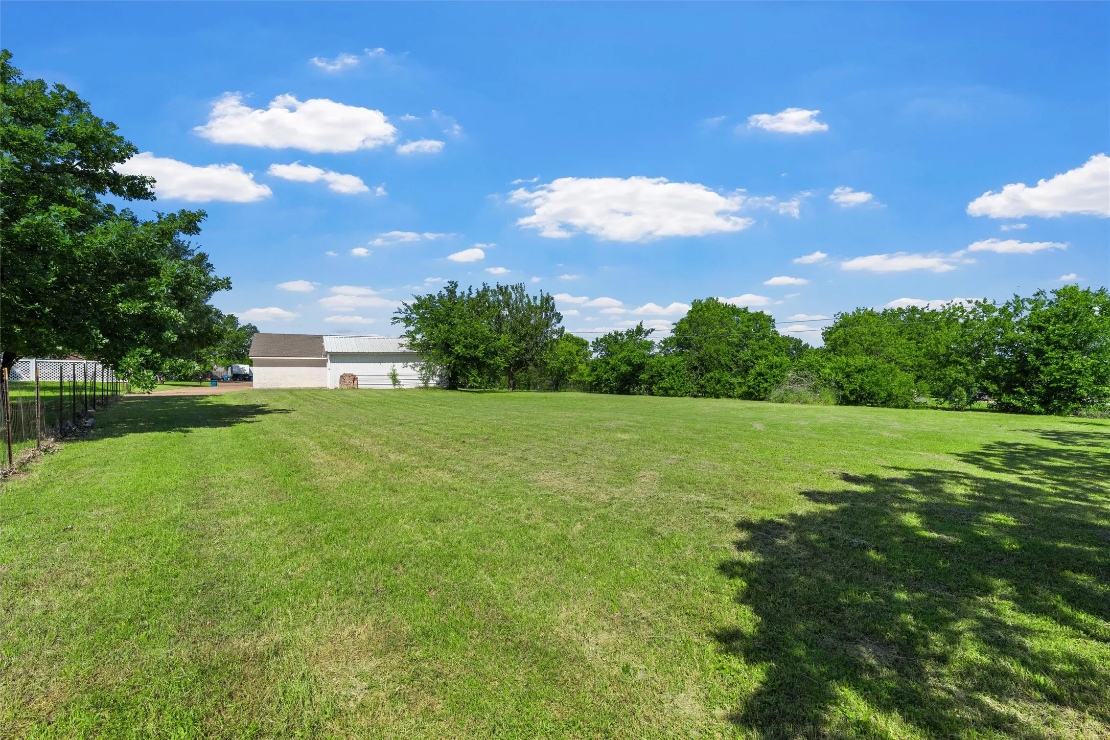 Single Family Residence For Sale in Mc Lennan County , 119 Castleman Circle, Hewitt, Texas 76643, 3 Bedroom, 3 Bathroom, 2 Garage spaces, 1,496 Sqft, built in 1982, mls#21377514, Real Estate Agent in Hewitt, Homes For Sale in Mc Lennan county, Homes For Sale in Hewitt, Realtor in Hewitt Texas, Real Estate Brokerage Independent Realty Texas, Luminita Cordes Realtor