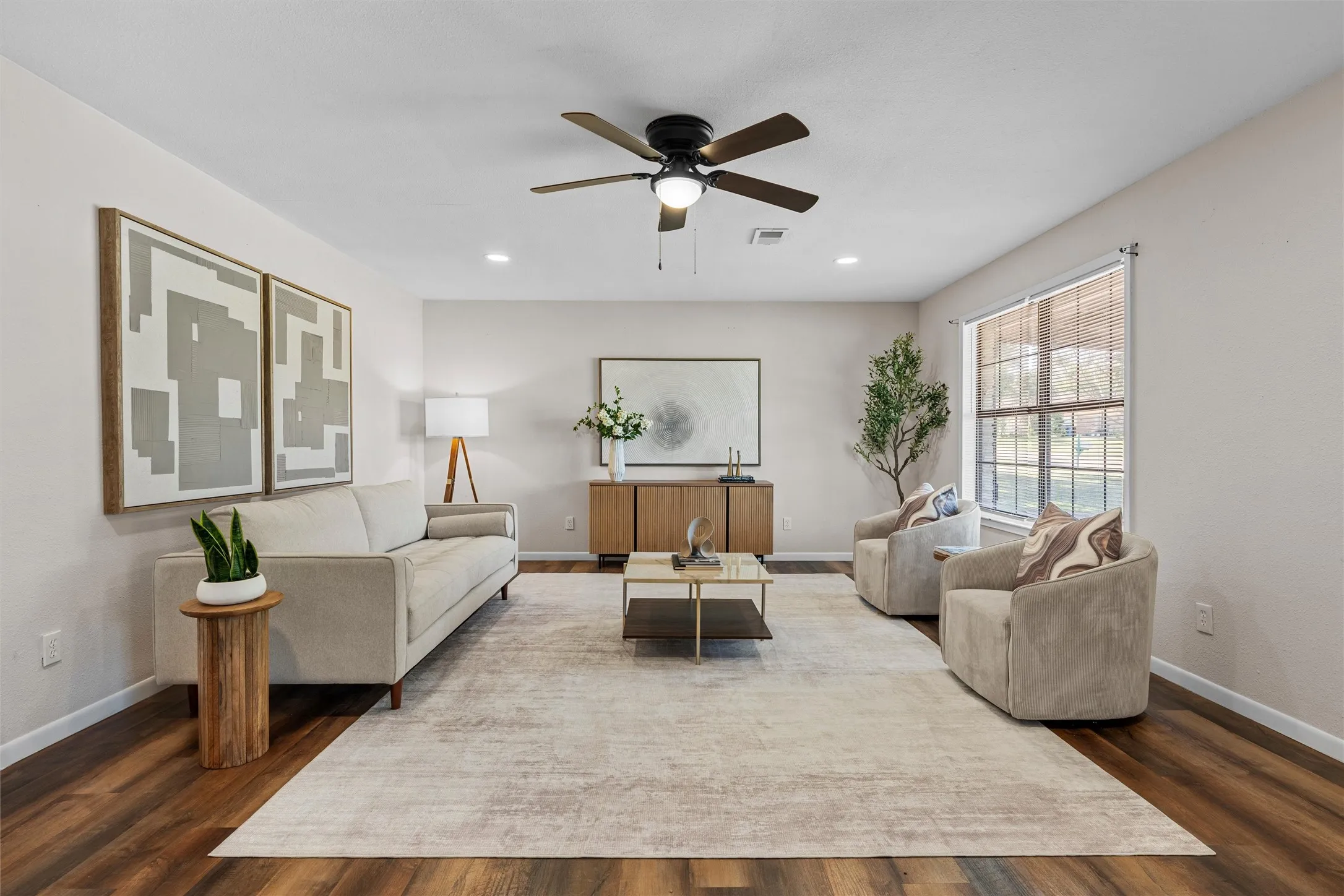 Single Family Residence For Sale in Mc Lennan County , 119 Castleman Circle, Hewitt, Texas 76643, 3 Bedroom, 3 Bathroom, 2 Garage spaces, 1,496 Sqft, built in 1982, mls#21377514, Real Estate Agent in Hewitt, Homes For Sale in Mc Lennan county, Homes For Sale in Hewitt, Realtor in Hewitt Texas, Real Estate Brokerage Independent Realty Texas, Luminita Cordes Realtor