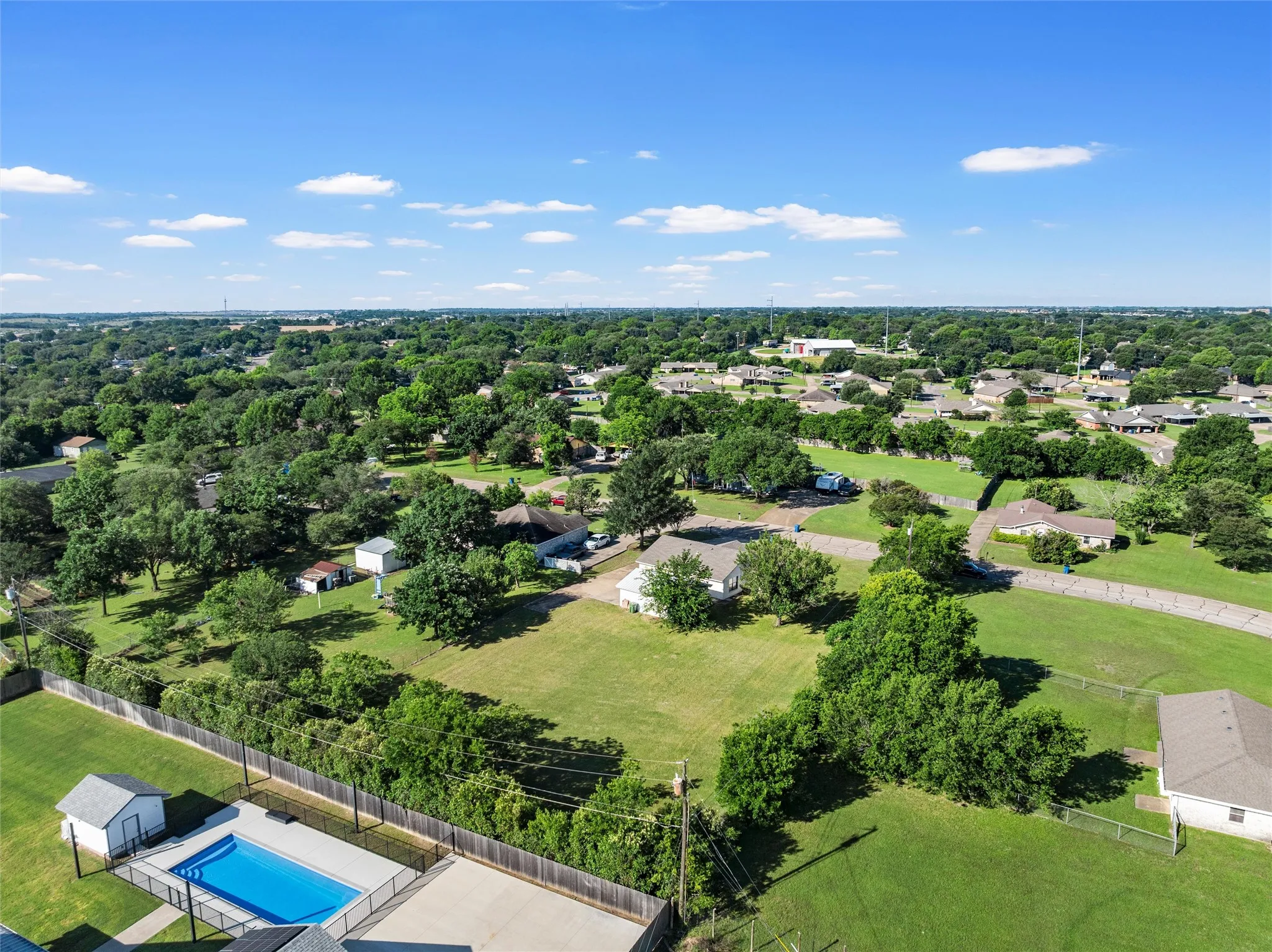 Single Family Residence For Sale in Mc Lennan County , 119 Castleman Circle, Hewitt, Texas 76643, 3 Bedroom, 3 Bathroom, 2 Garage spaces, 1,496 Sqft, built in 1982, mls#21377514, Real Estate Agent in Hewitt, Homes For Sale in Mc Lennan county, Homes For Sale in Hewitt, Realtor in Hewitt Texas, Real Estate Brokerage Independent Realty Texas, Luminita Cordes Realtor