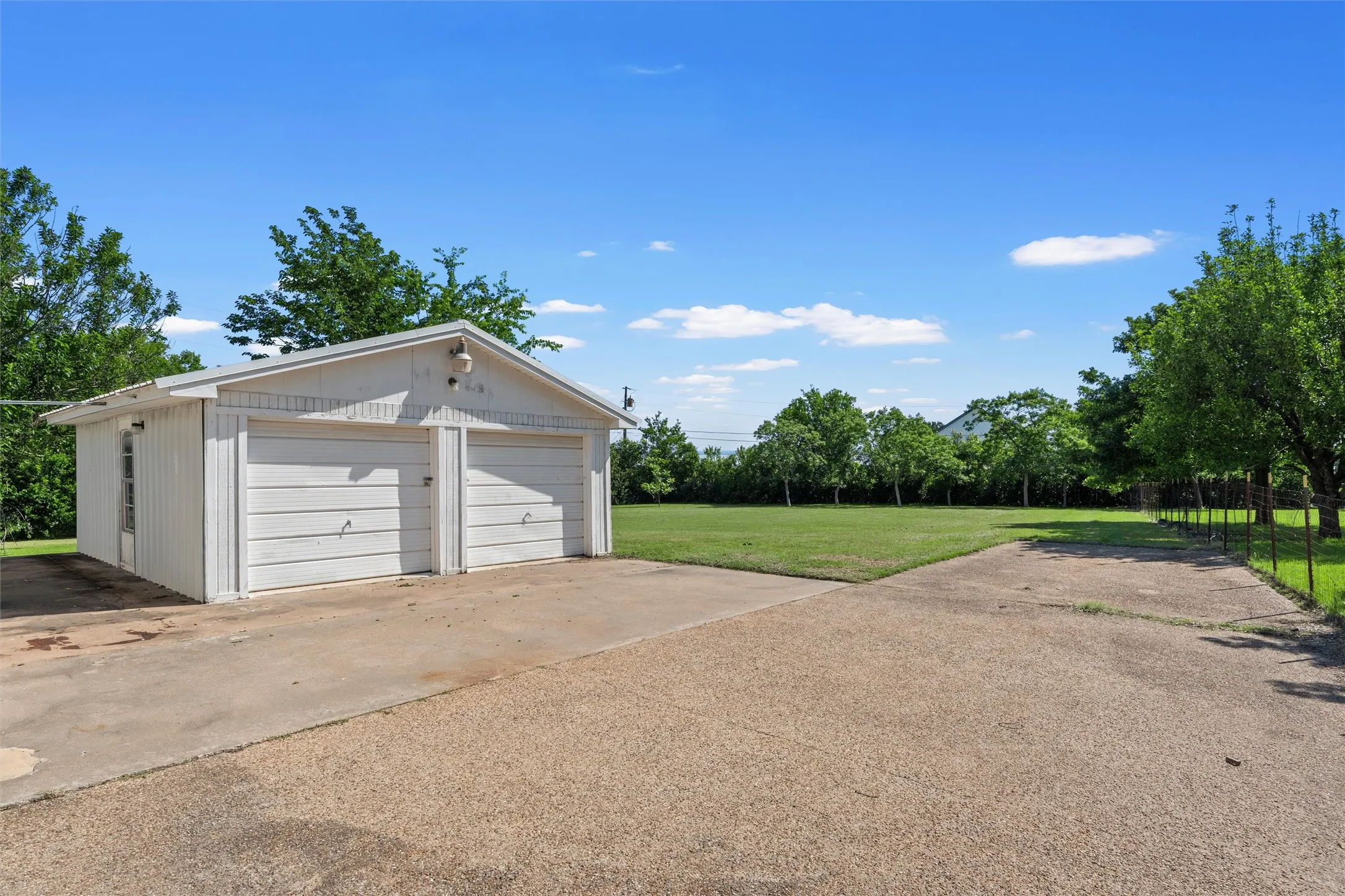 Single Family Residence For Sale in Mc Lennan County , 119 Castleman Circle, Hewitt, Texas 76643, 3 Bedroom, 3 Bathroom, 2 Garage spaces, 1,496 Sqft, built in 1982, mls#21377514, Real Estate Agent in Hewitt, Homes For Sale in Mc Lennan county, Homes For Sale in Hewitt, Realtor in Hewitt Texas, Real Estate Brokerage Independent Realty Texas, Luminita Cordes Realtor