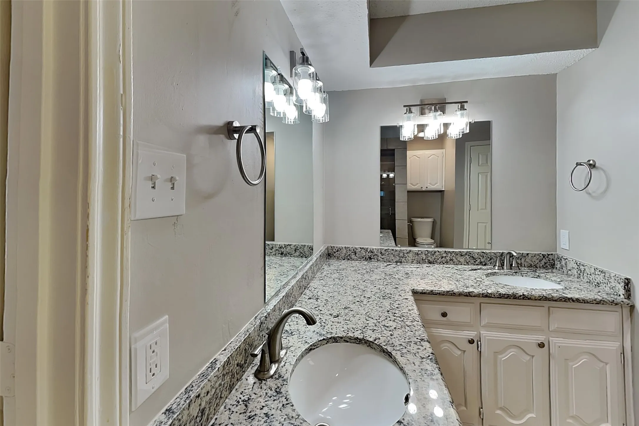 Single Family Residence For Rent in Tarrant County , 617 Lakewood Lane, Grapevine, Texas 76051, 3 Bedroom, 2 Bathroom, 2 Garage spaces, 1,605 Sqft, built in 1983, mls#21377493, Real Estate Agent in Grapevine, Homes For Rent in Tarrant county, Homes For Rent in Grapevine, Realtor in Grapevine Texas, Real Estate Brokerage Independent Realty Texas, Luminita Cordes Realtor