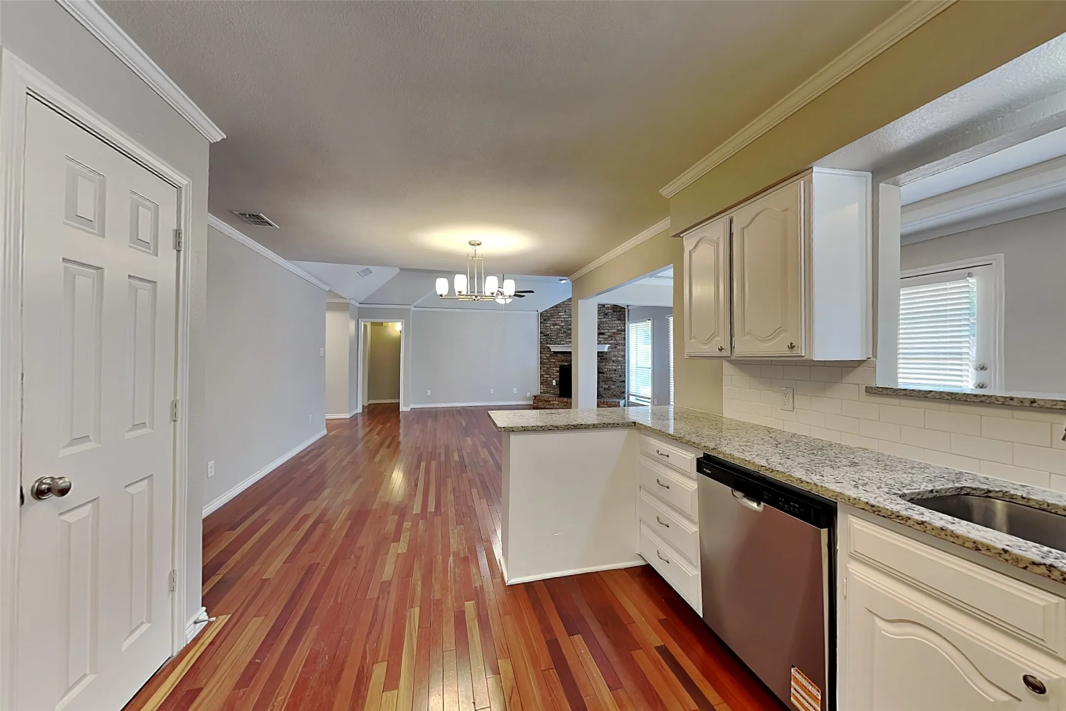 Single Family Residence For Rent in Tarrant County , 617 Lakewood Lane, Grapevine, Texas 76051, 3 Bedroom, 2 Bathroom, 2 Garage spaces, 1,605 Sqft, built in 1983, mls#21377493, Real Estate Agent in Grapevine, Homes For Rent in Tarrant county, Homes For Rent in Grapevine, Realtor in Grapevine Texas, Real Estate Brokerage Independent Realty Texas, Luminita Cordes Realtor