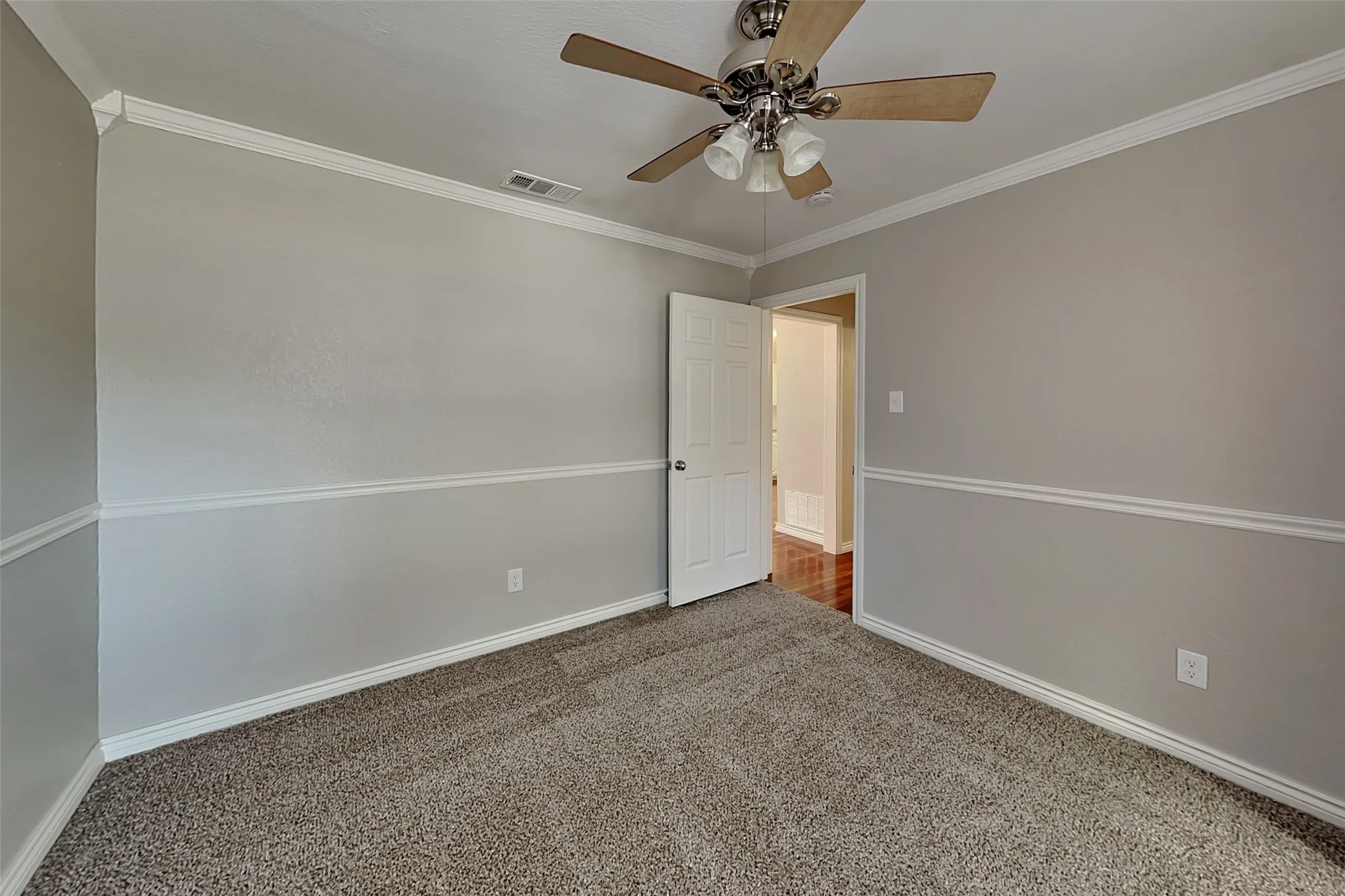 Single Family Residence For Rent in Tarrant County , 617 Lakewood Lane, Grapevine, Texas 76051, 3 Bedroom, 2 Bathroom, 2 Garage spaces, 1,605 Sqft, built in 1983, mls#21377493, Real Estate Agent in Grapevine, Homes For Rent in Tarrant county, Homes For Rent in Grapevine, Realtor in Grapevine Texas, Real Estate Brokerage Independent Realty Texas, Luminita Cordes Realtor
